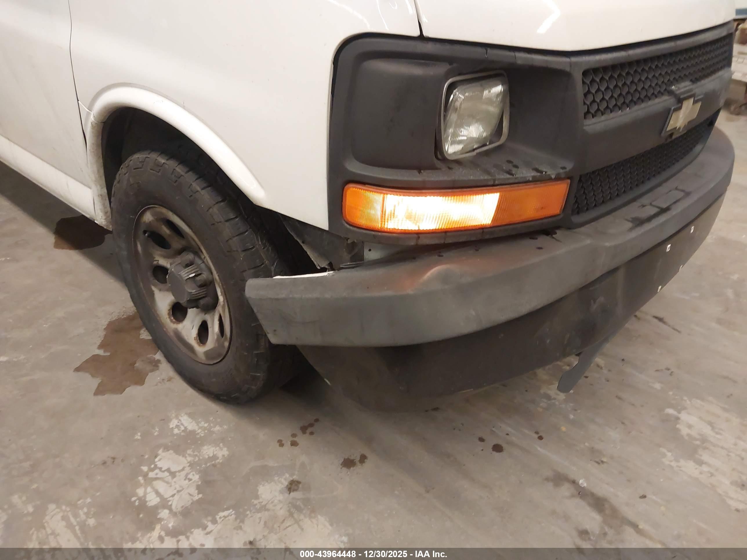 CHEVROLET EXPRESS image 6