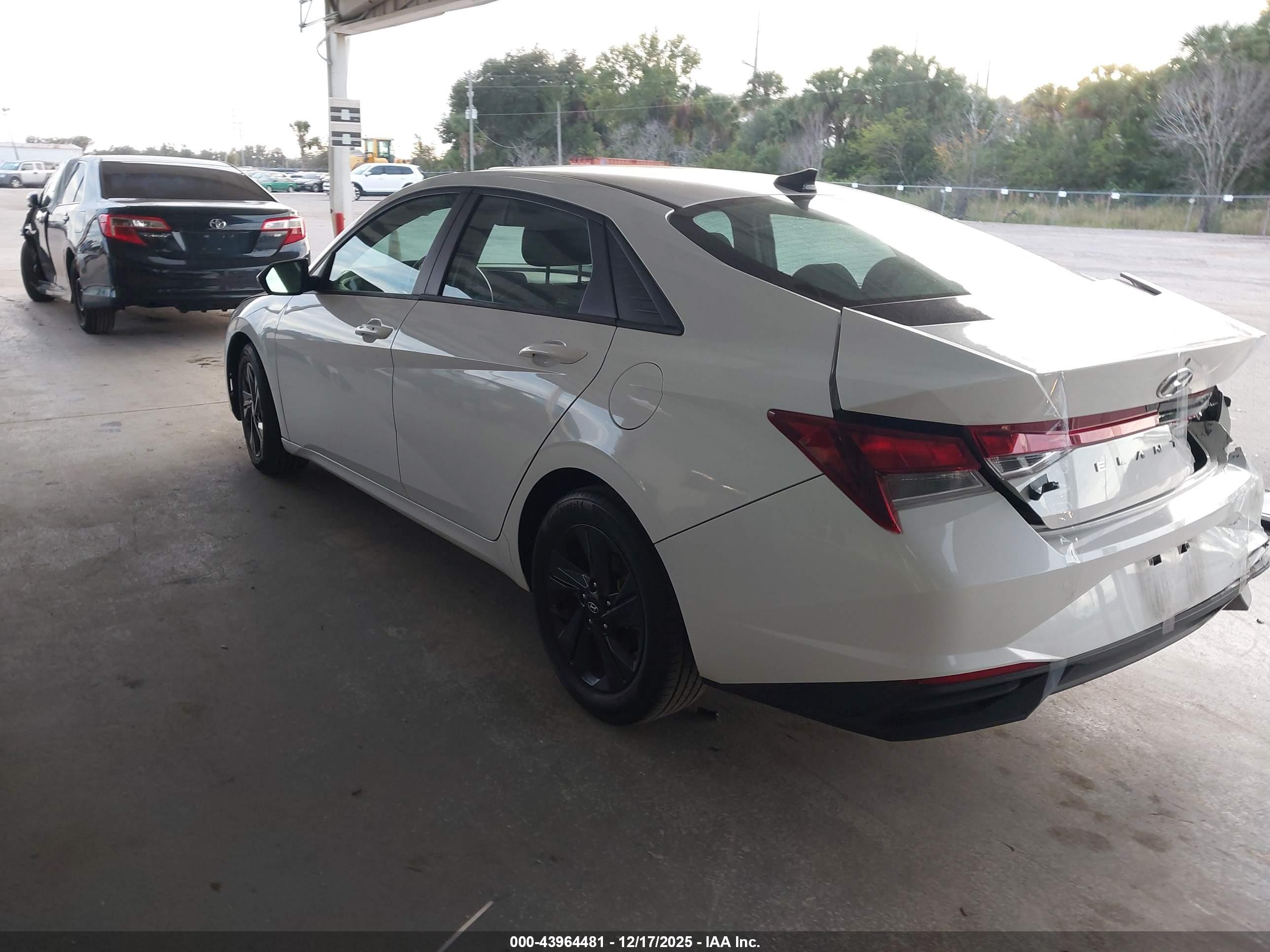HYUNDAI ELANTRA image 3
