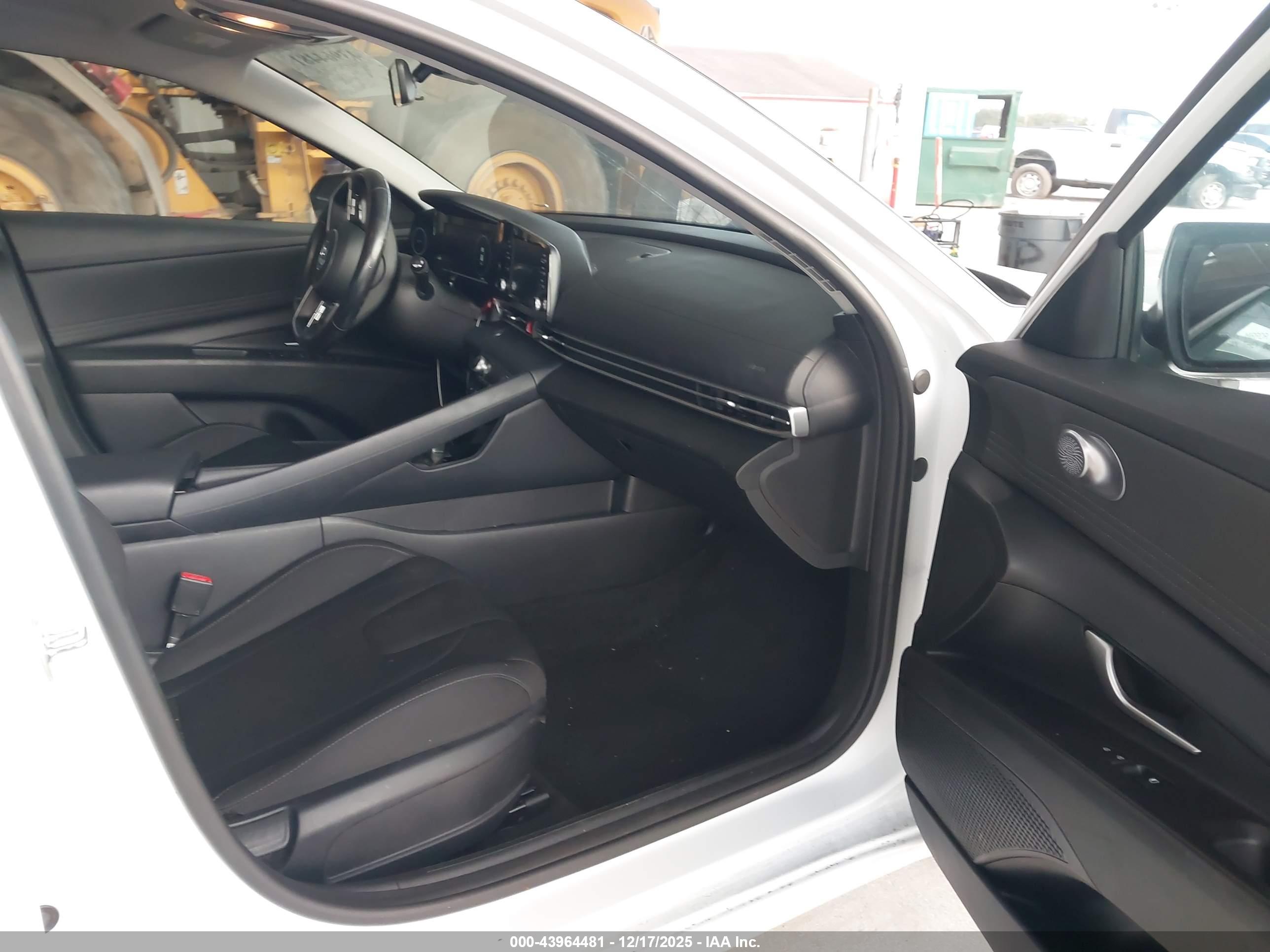 HYUNDAI ELANTRA image 5