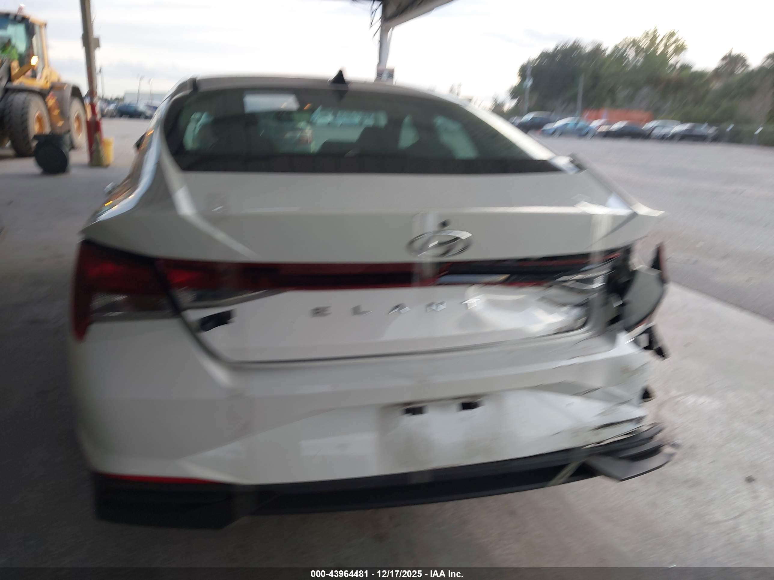 HYUNDAI ELANTRA image 6