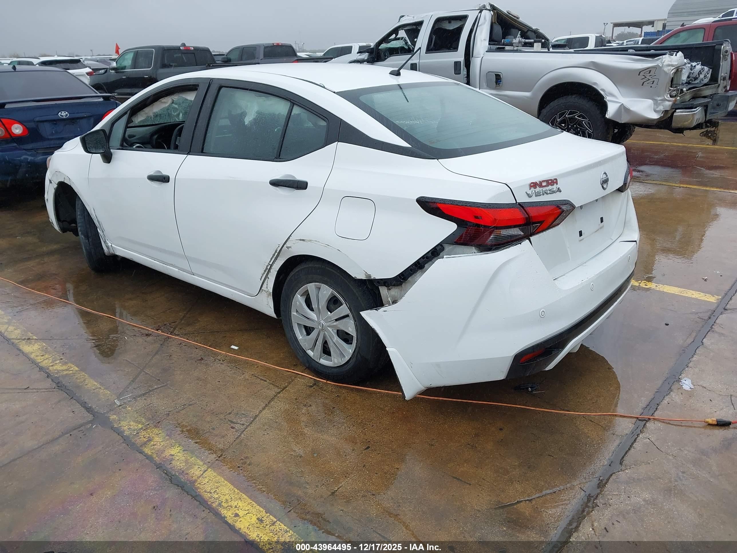 NISSAN VERSA image 3
