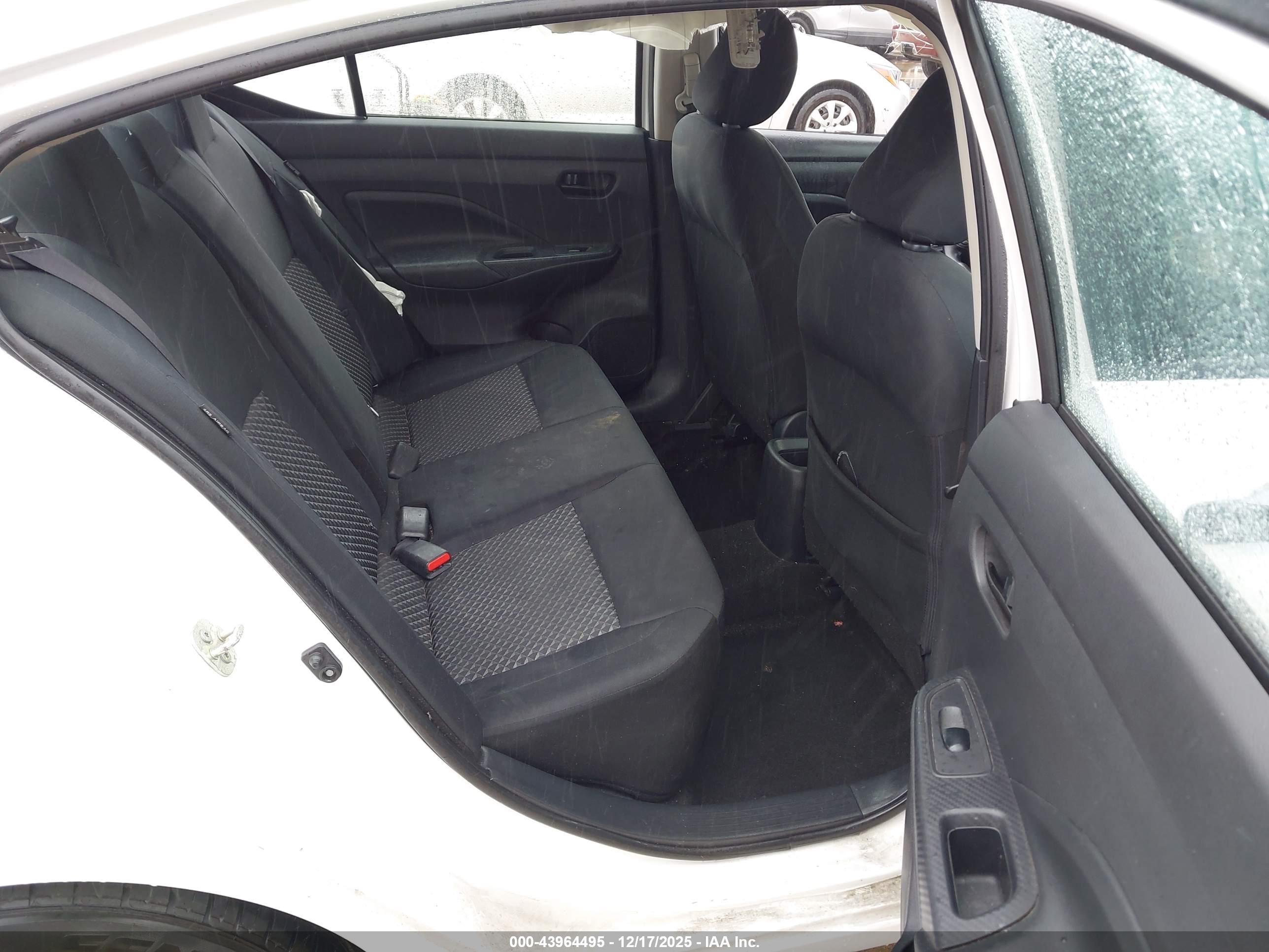 NISSAN VERSA image 8