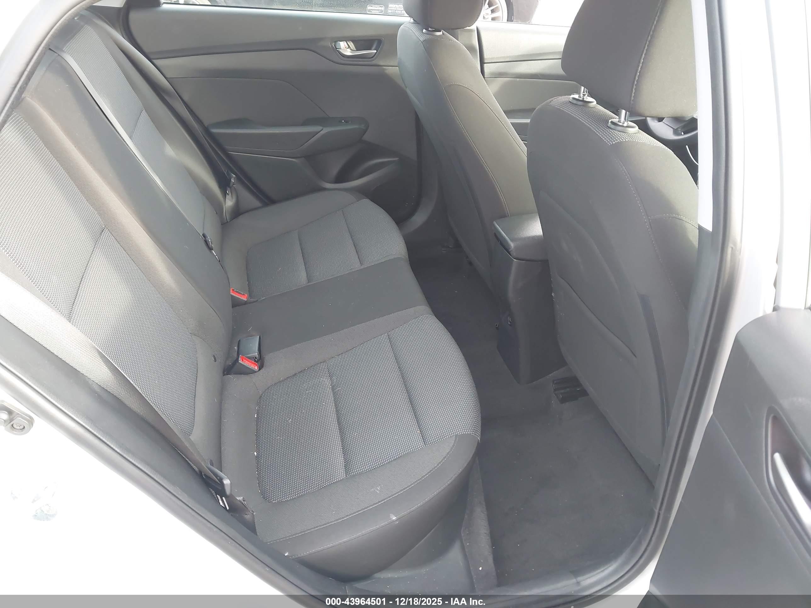 HYUNDAI ACCENT image 8