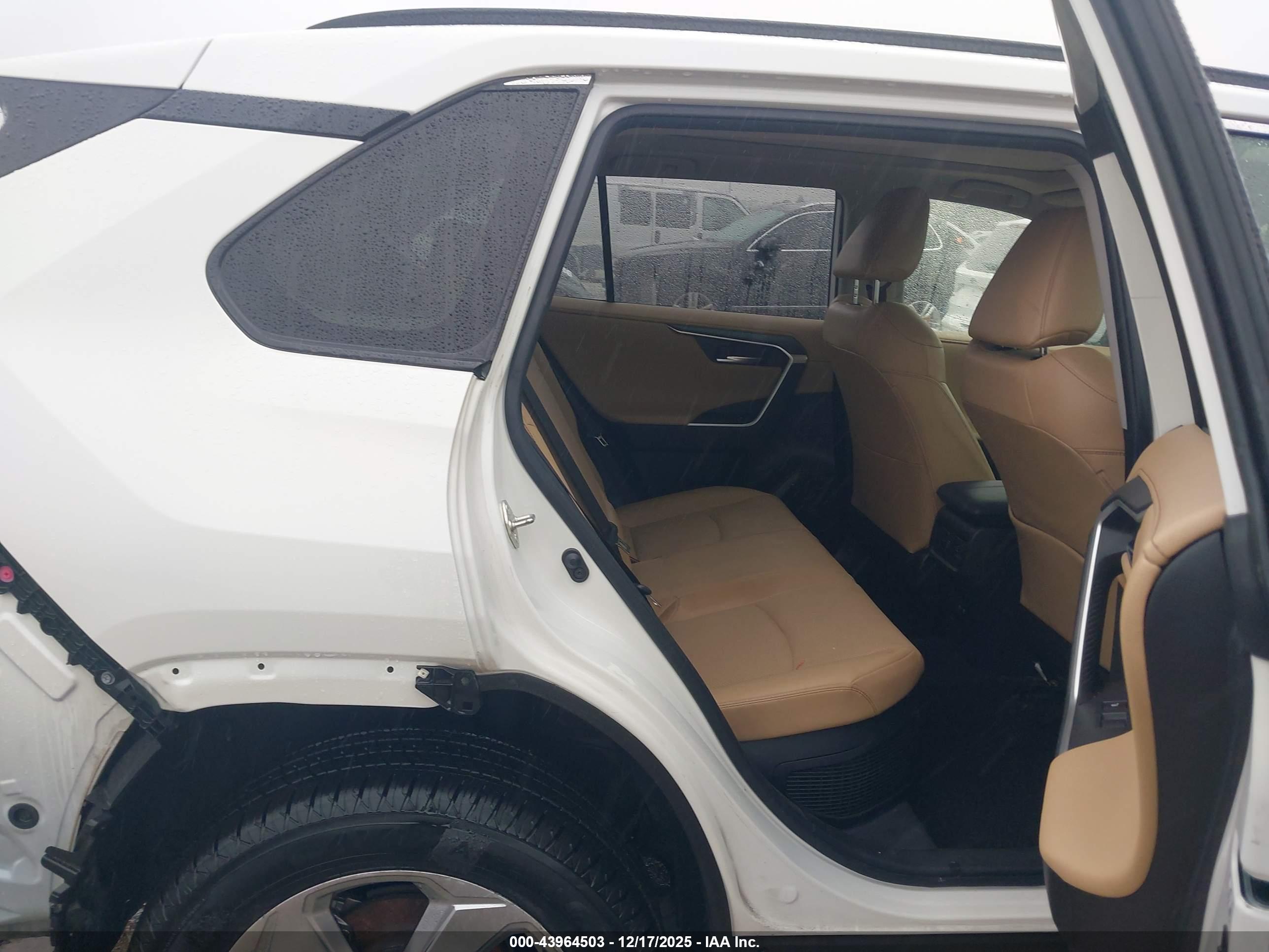 TOYOTA RAV4 image 8