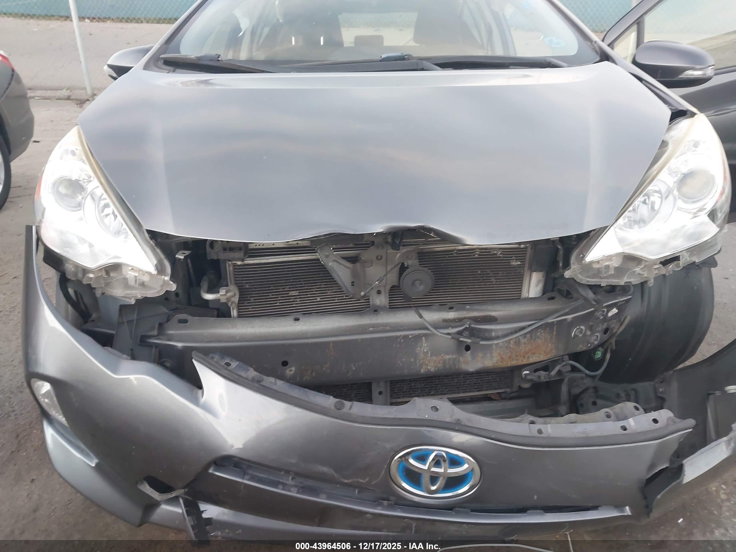 TOYOTA PRIUS image 10
