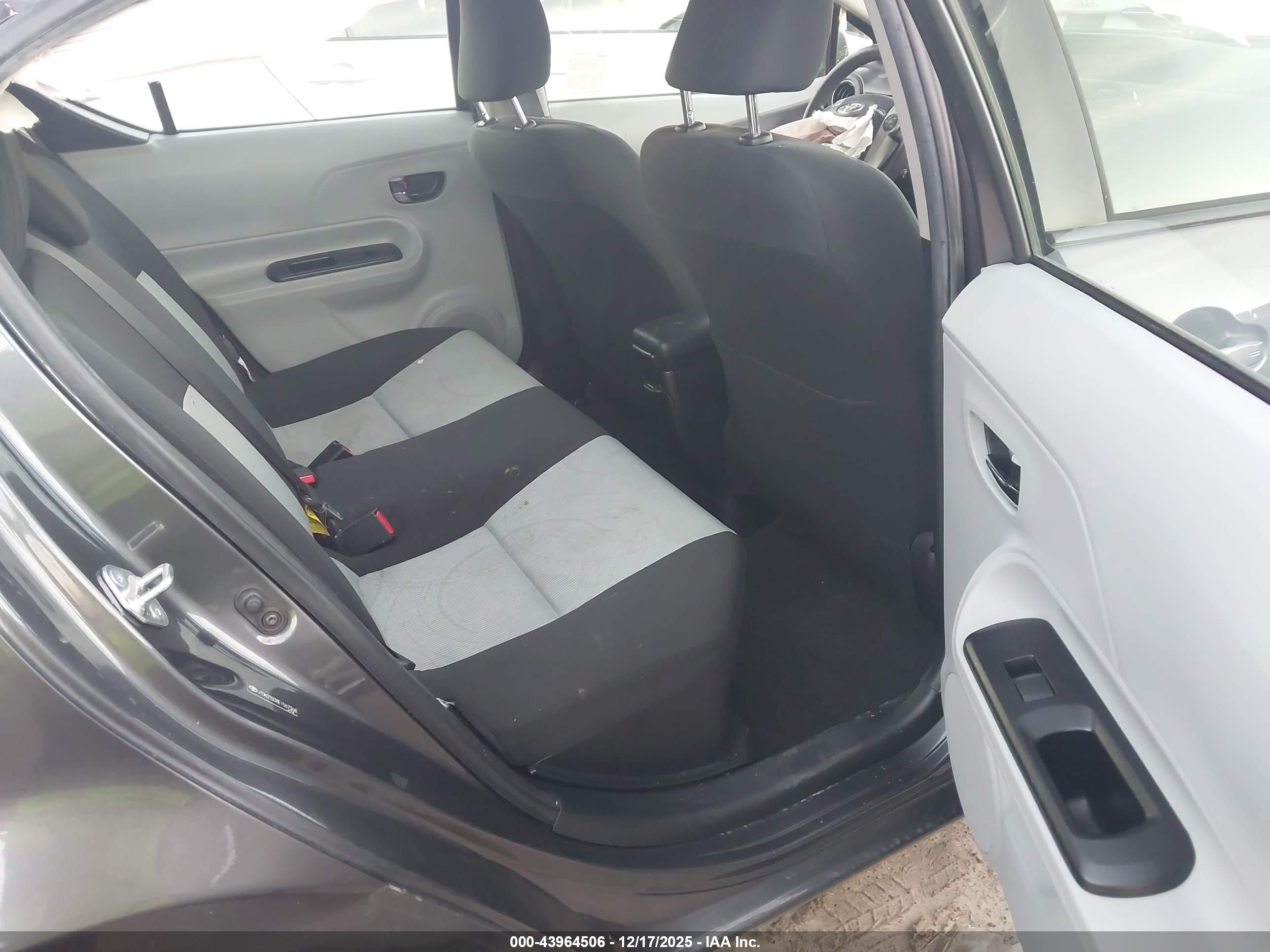 TOYOTA PRIUS image 8