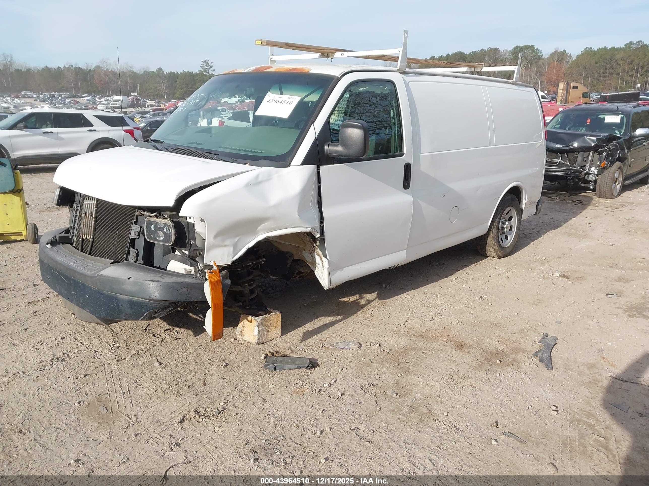 CHEVROLET EXPRESS image 2