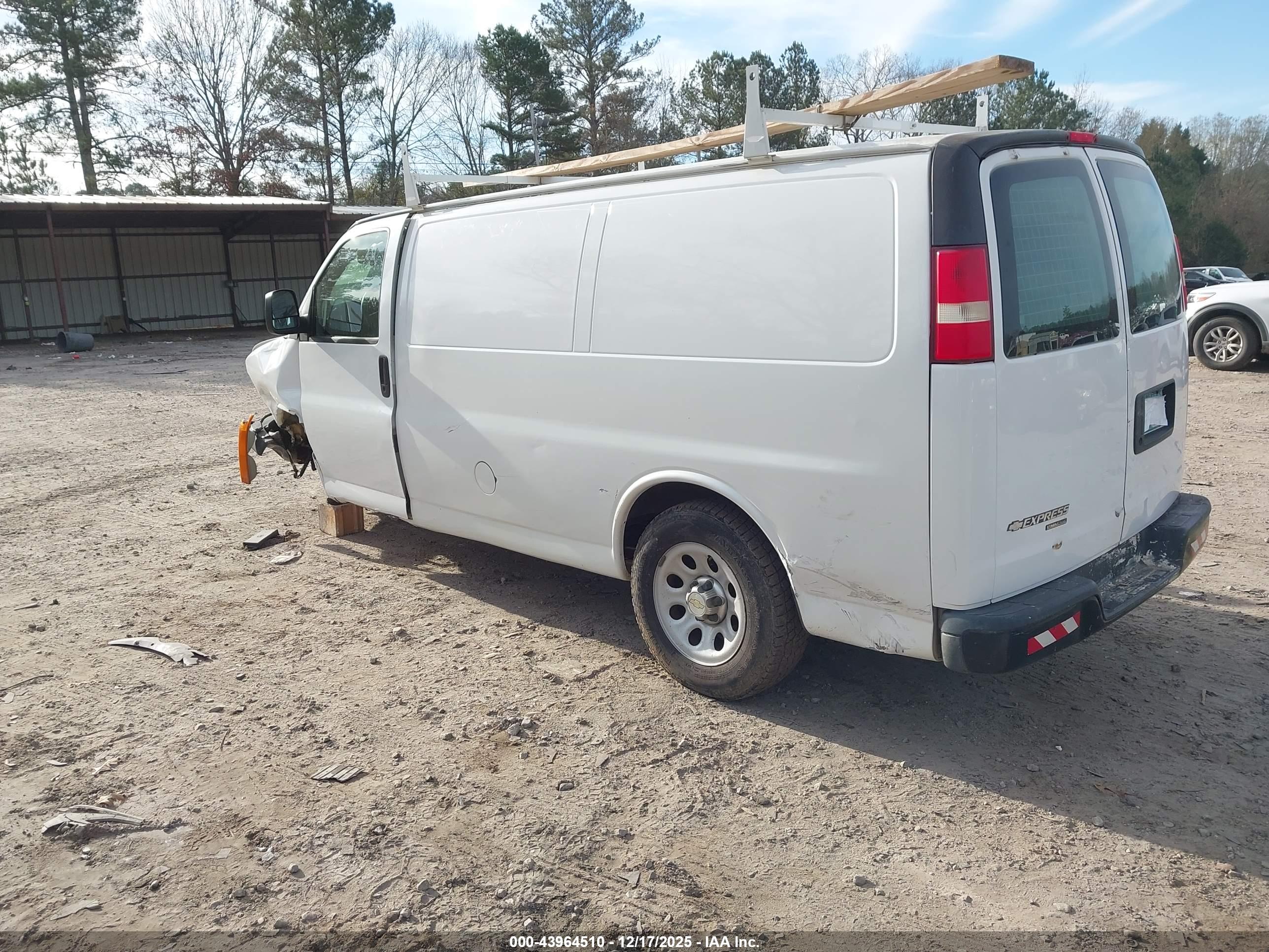 CHEVROLET EXPRESS image 3