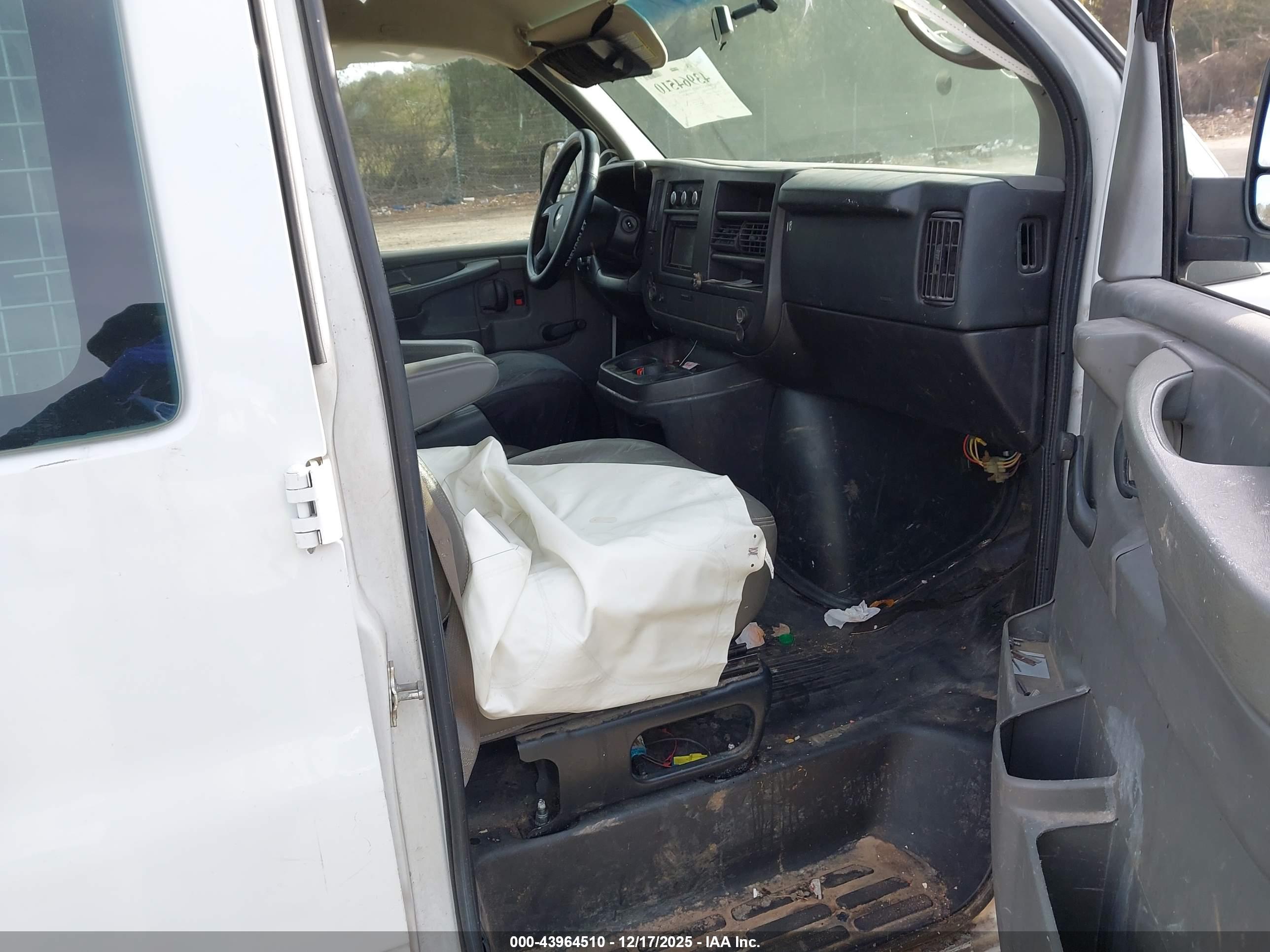 CHEVROLET EXPRESS image 5