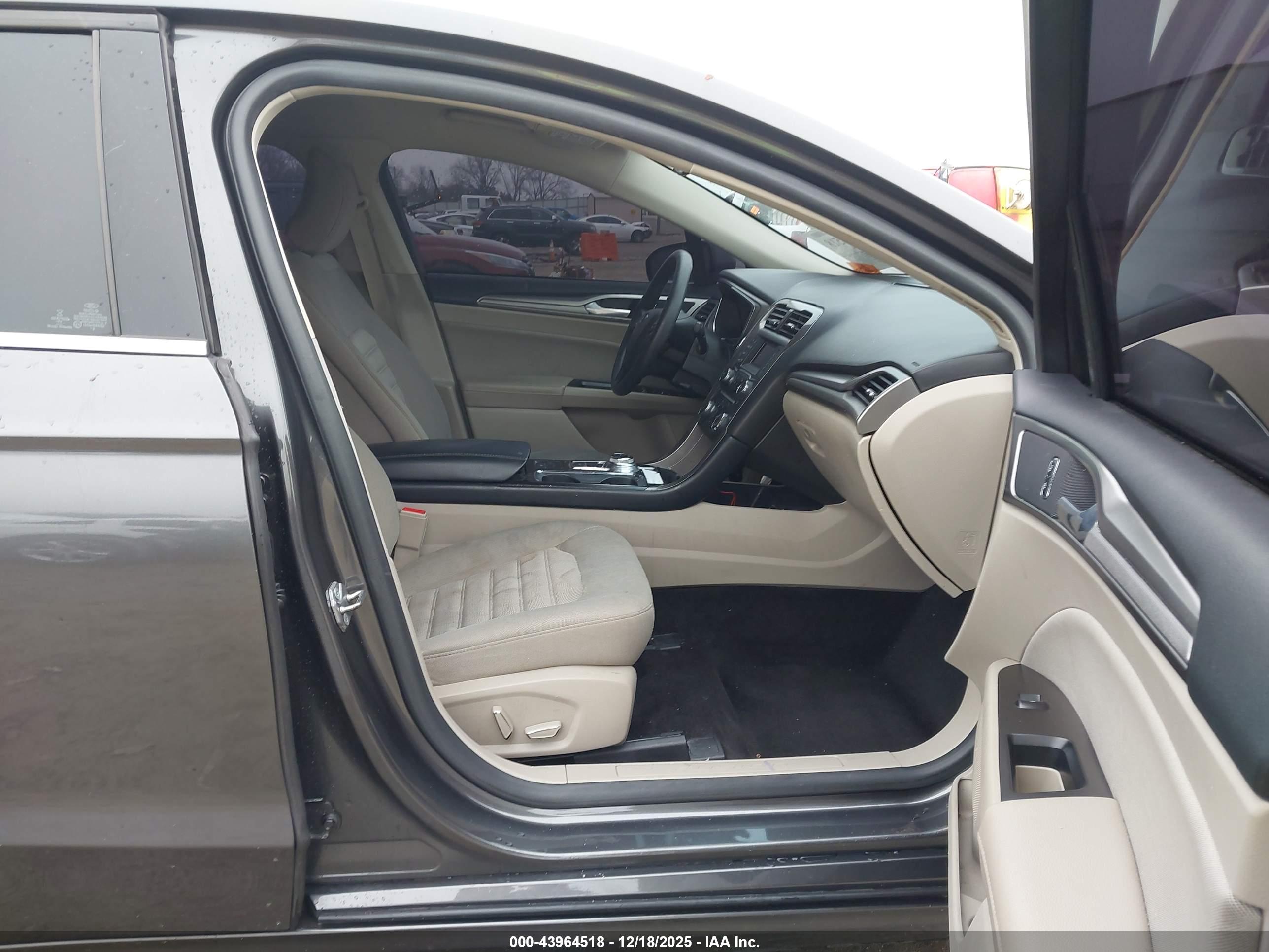 FORD FUSION image 5