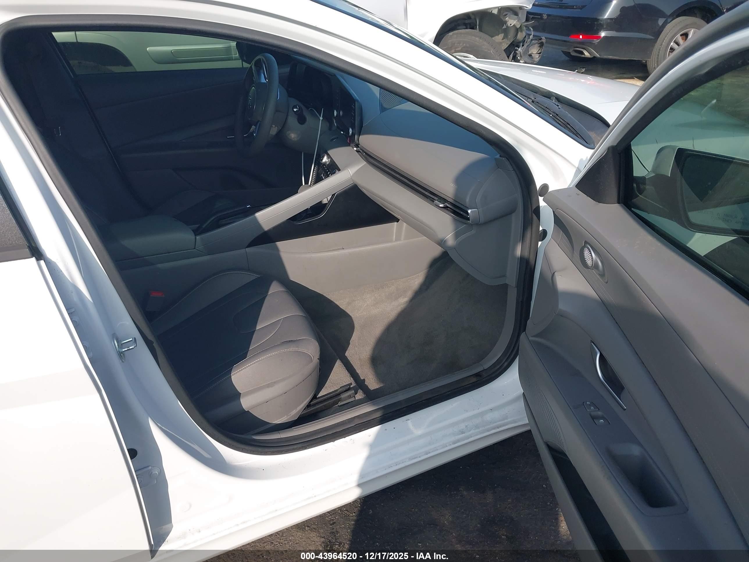 HYUNDAI ELANTRA image 5