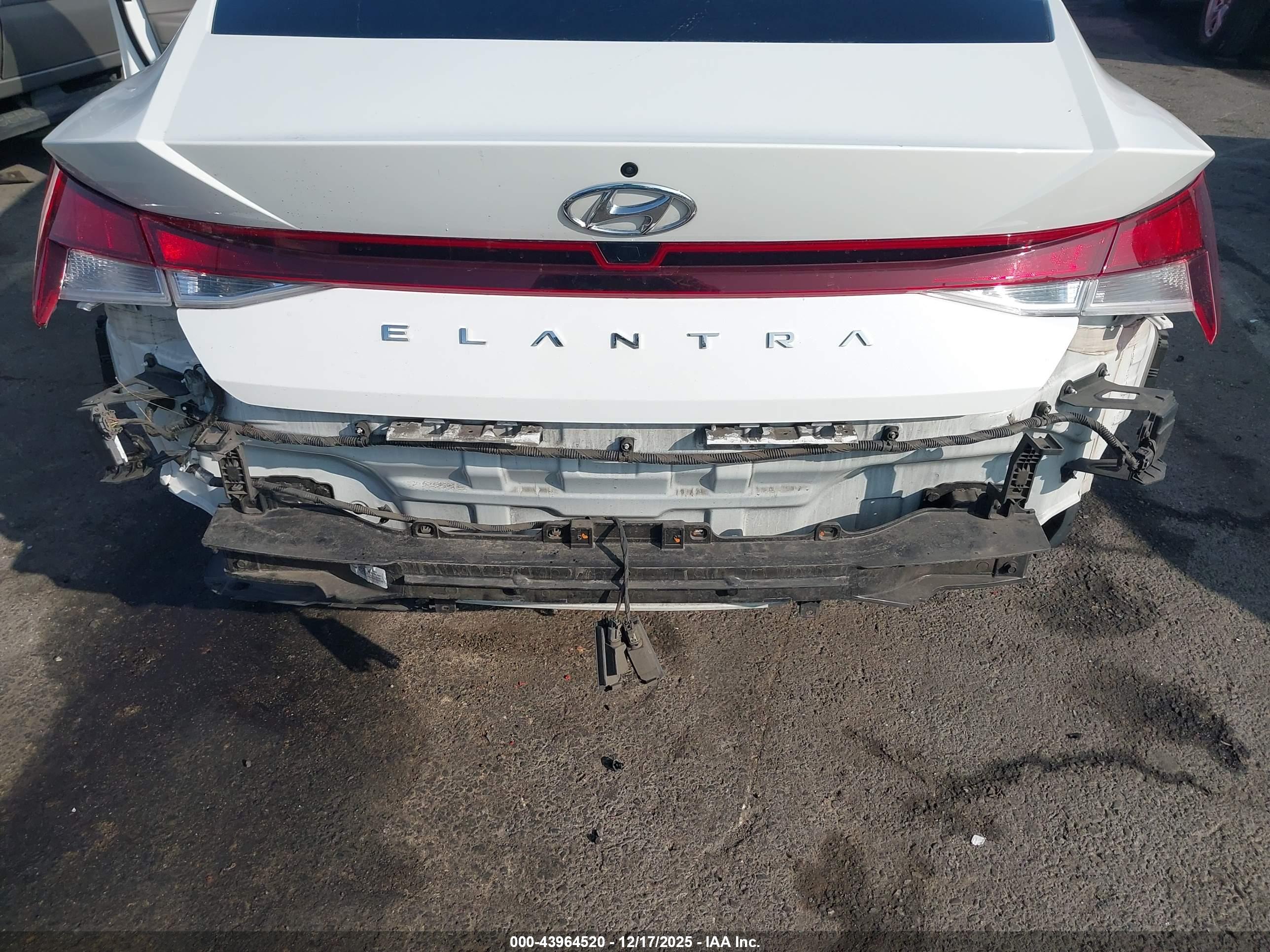 HYUNDAI ELANTRA image 6