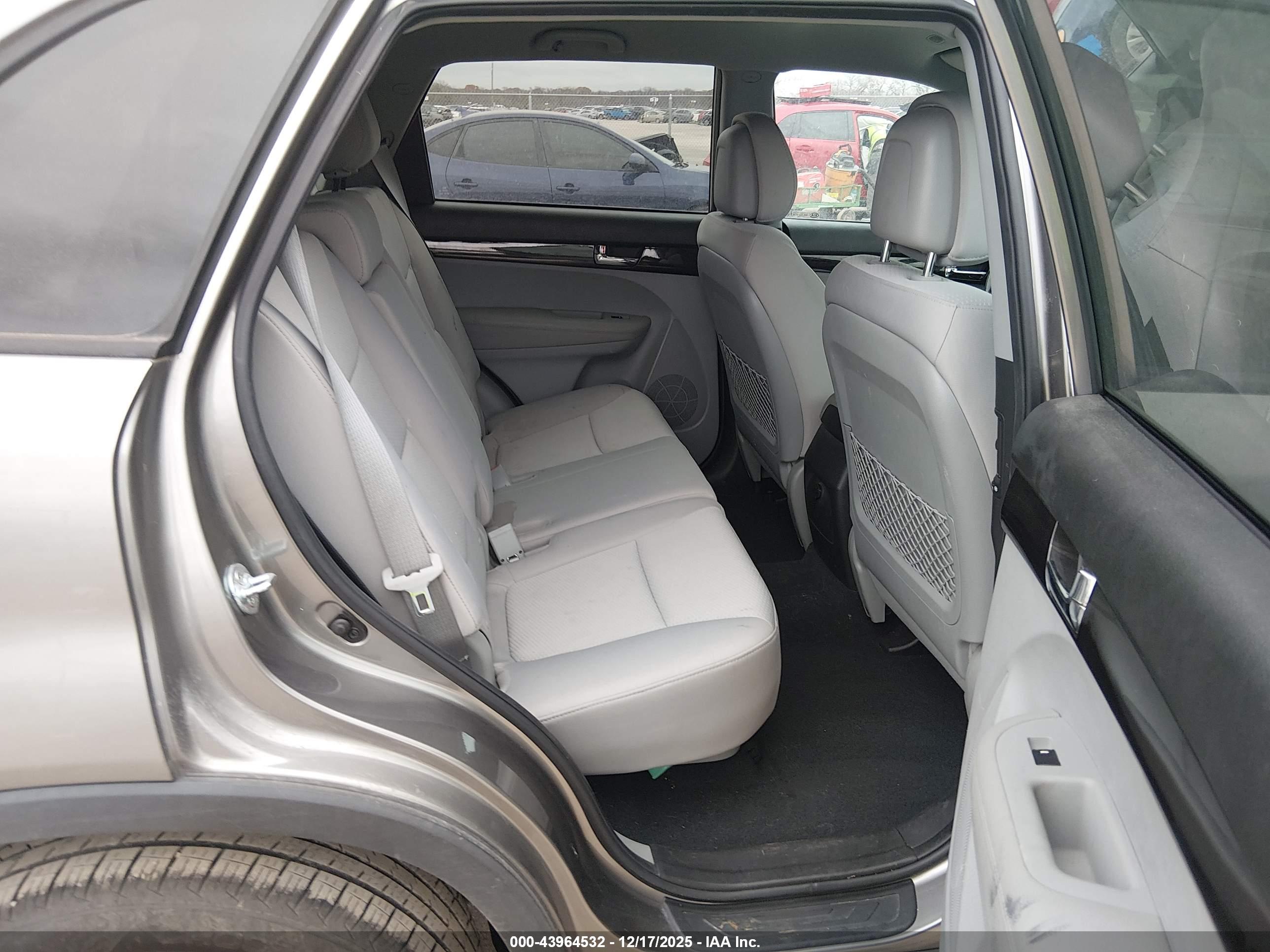 KIA SORENTO image 8