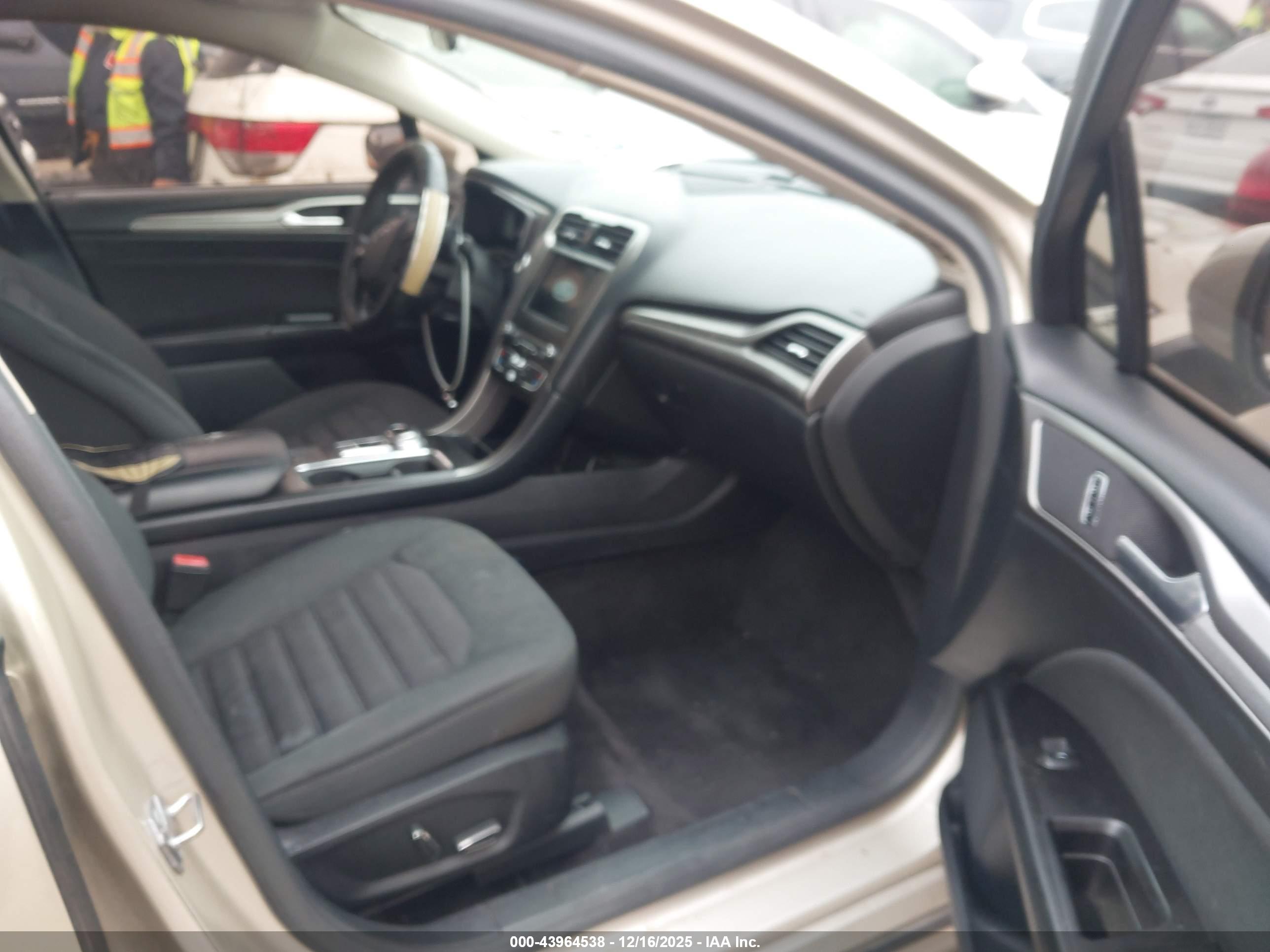 FORD FUSION image 5