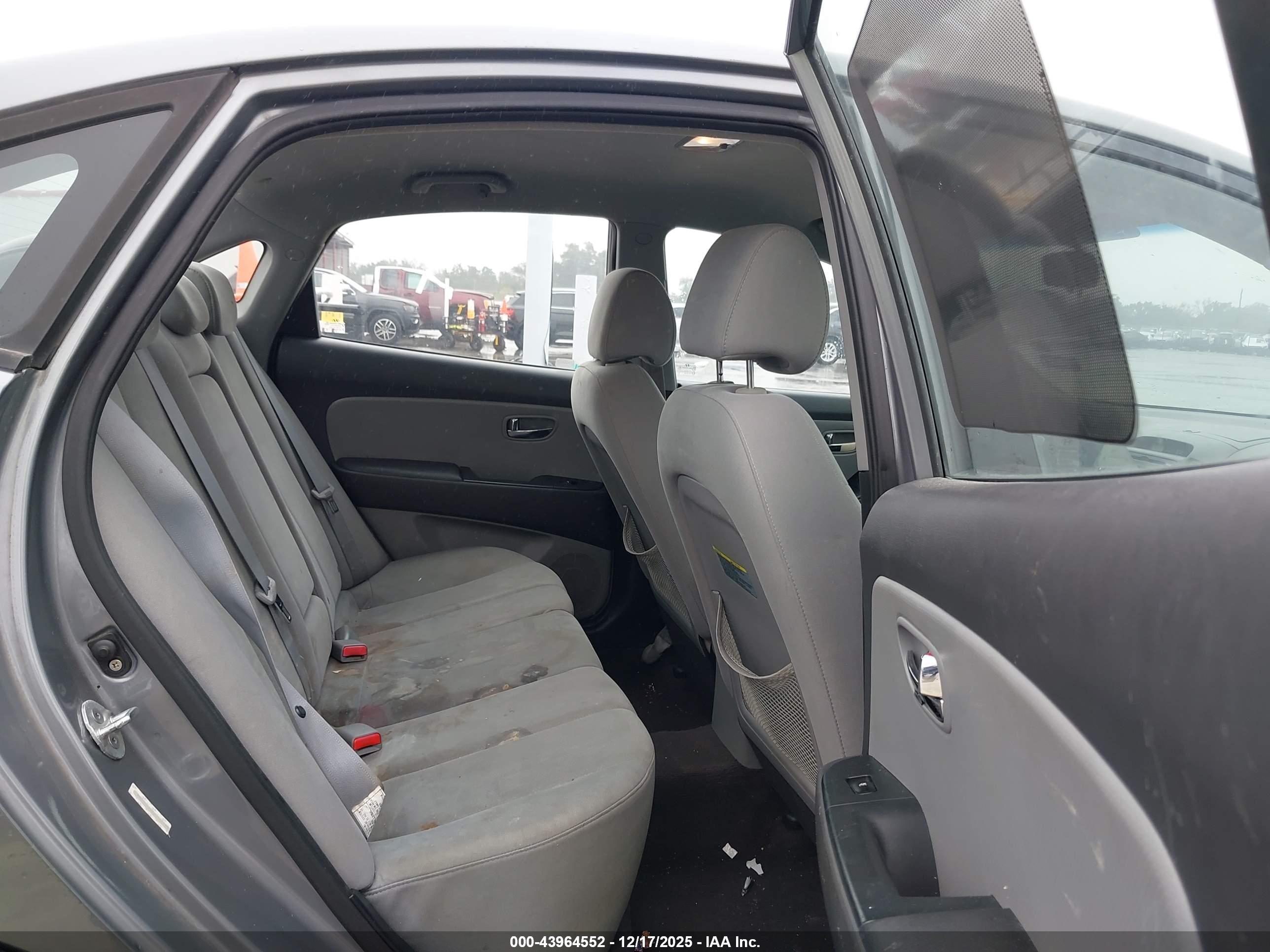 HYUNDAI ELANTRA image 8