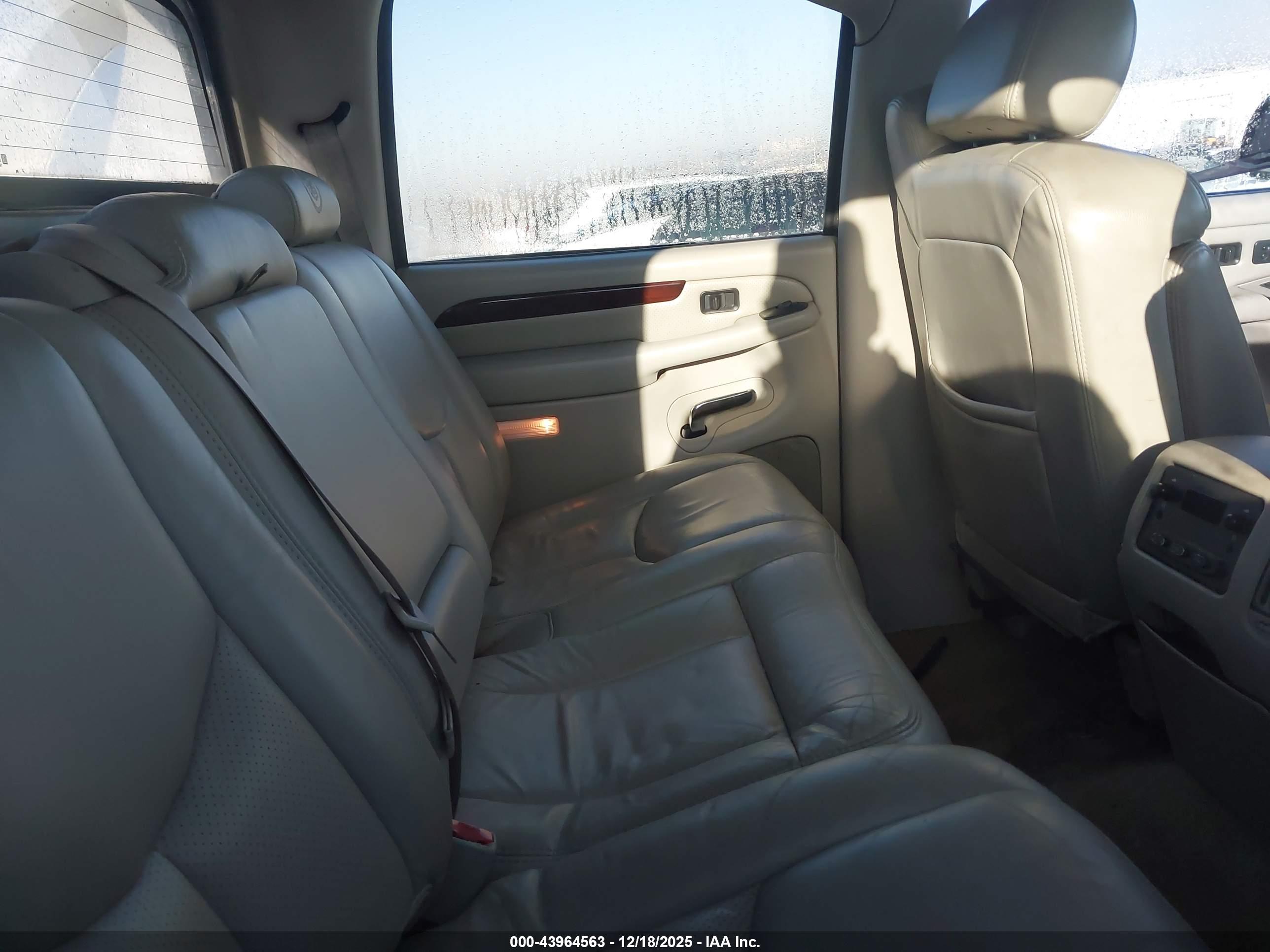 CADILLAC ESCALADE image 8