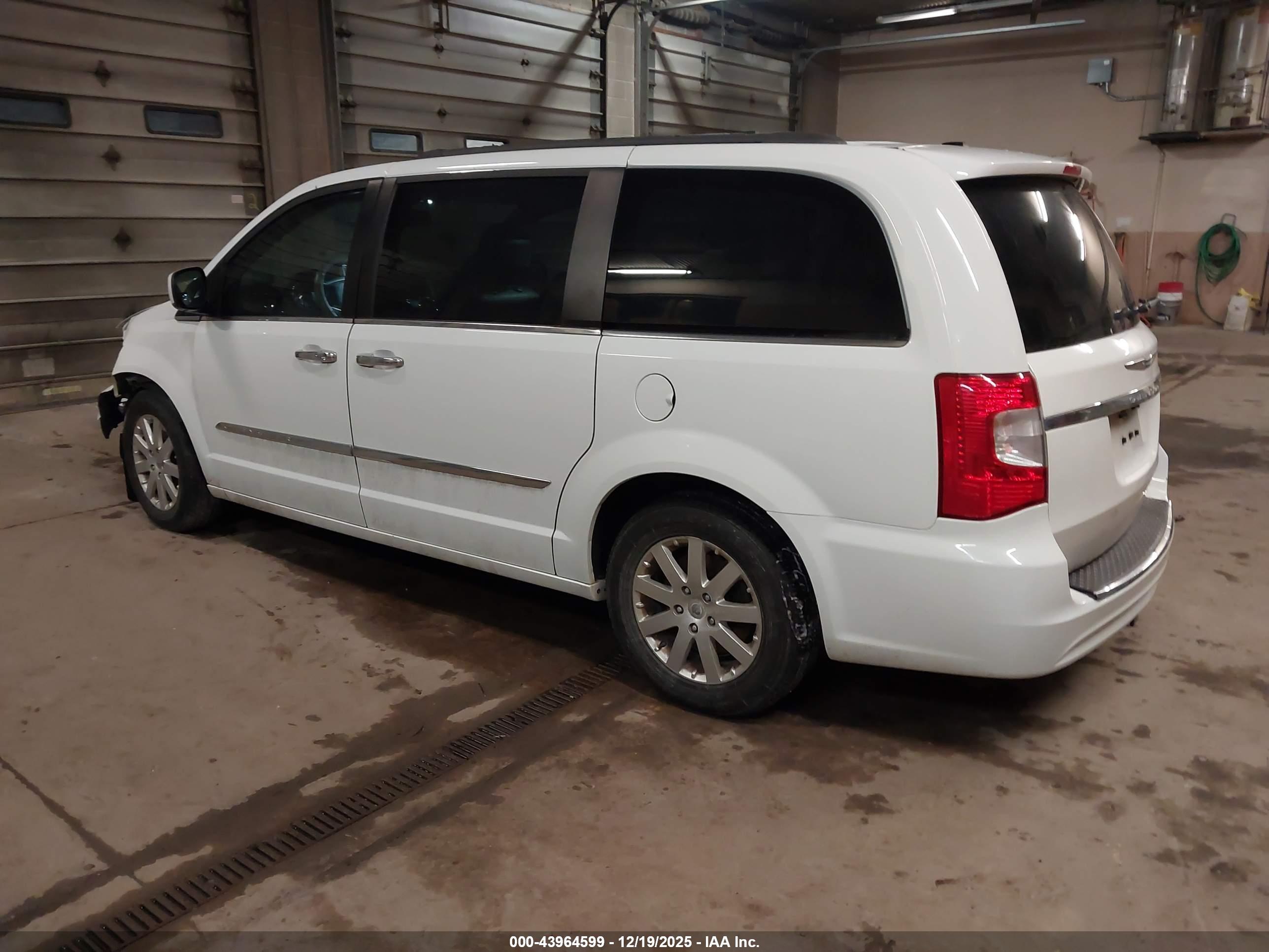 CHRYSLER TOWN image 3