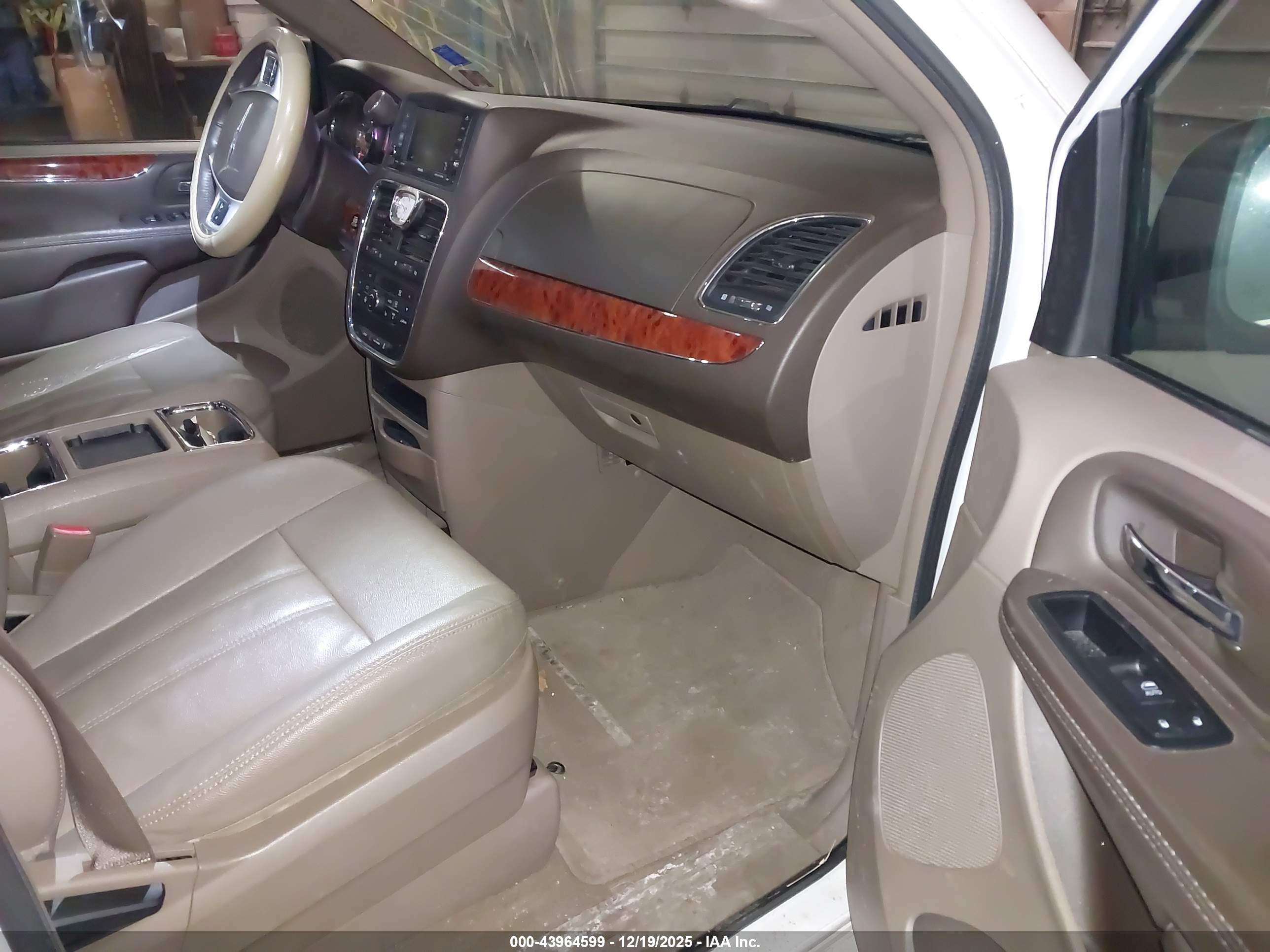 CHRYSLER TOWN image 5
