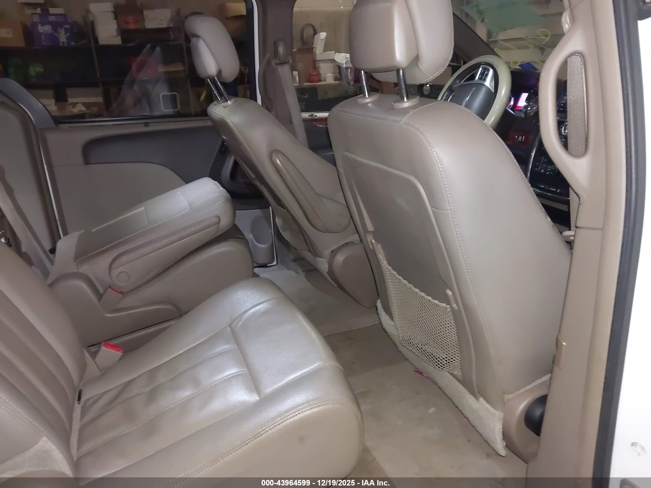 CHRYSLER TOWN image 8