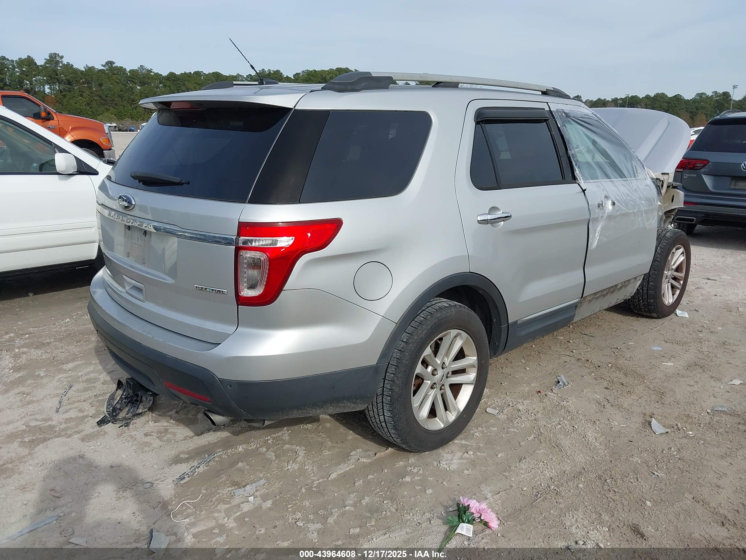 FORD EXPLORER image 4