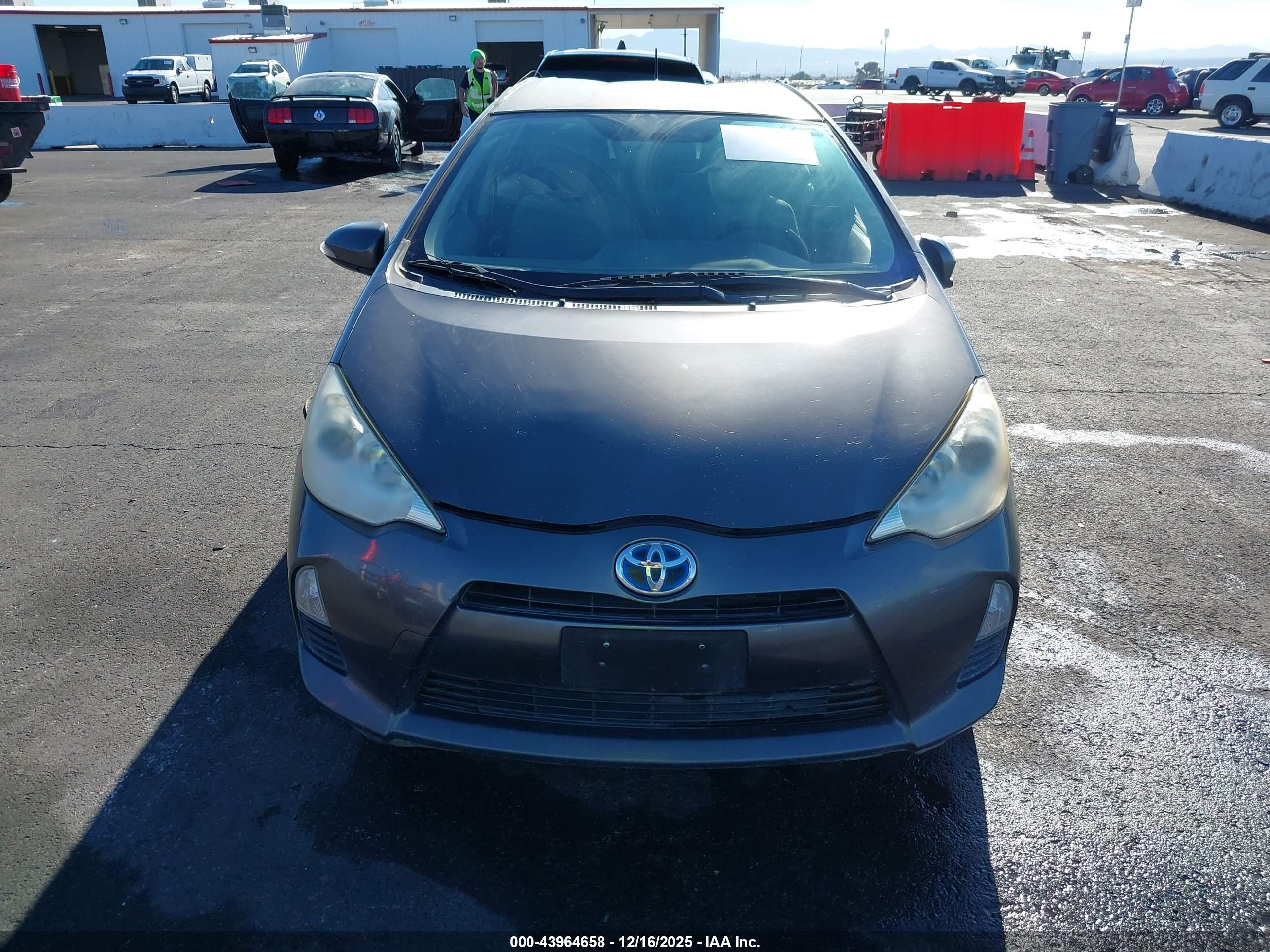 TOYOTA PRIUS image 6
