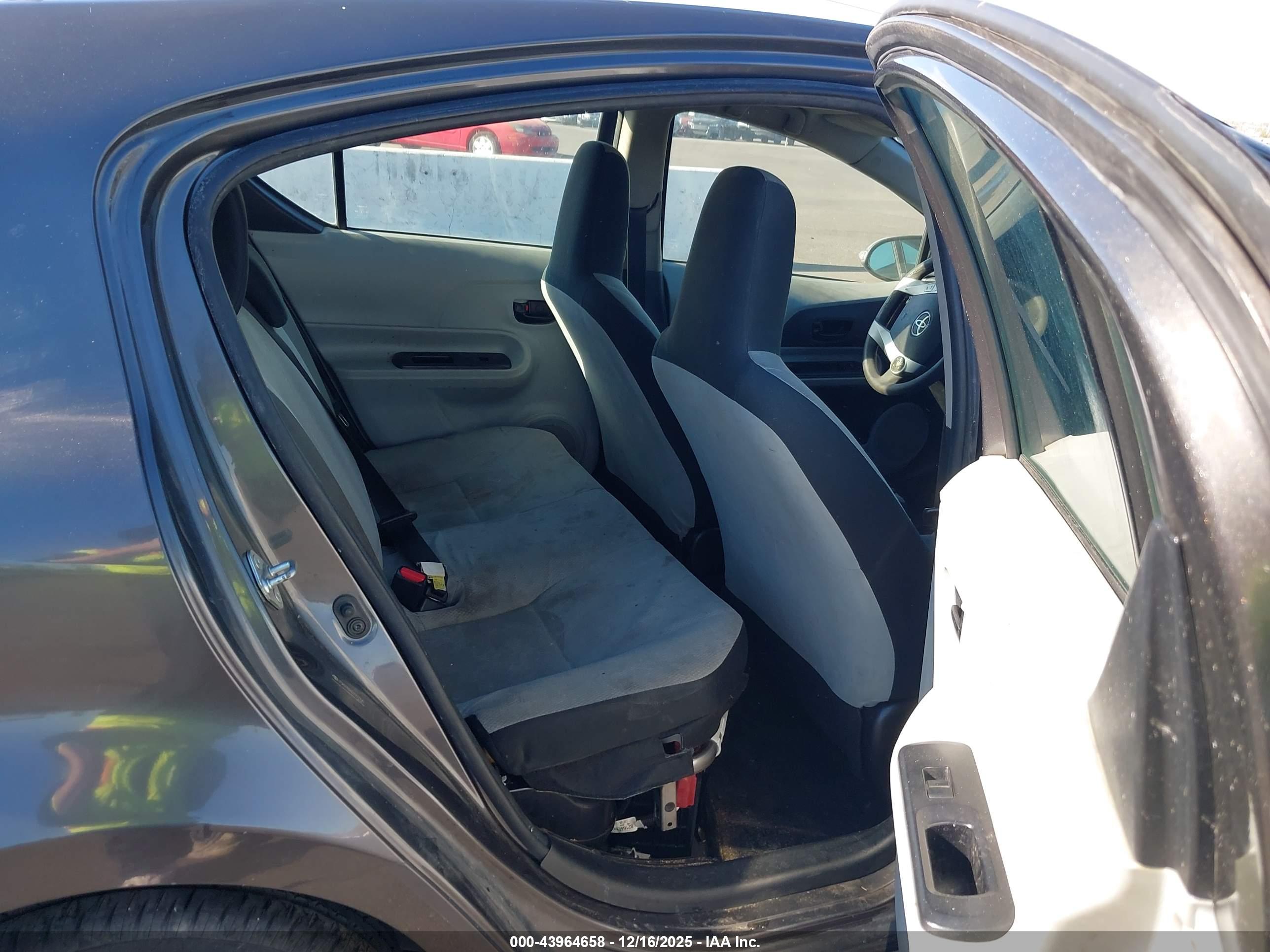 TOYOTA PRIUS image 8
