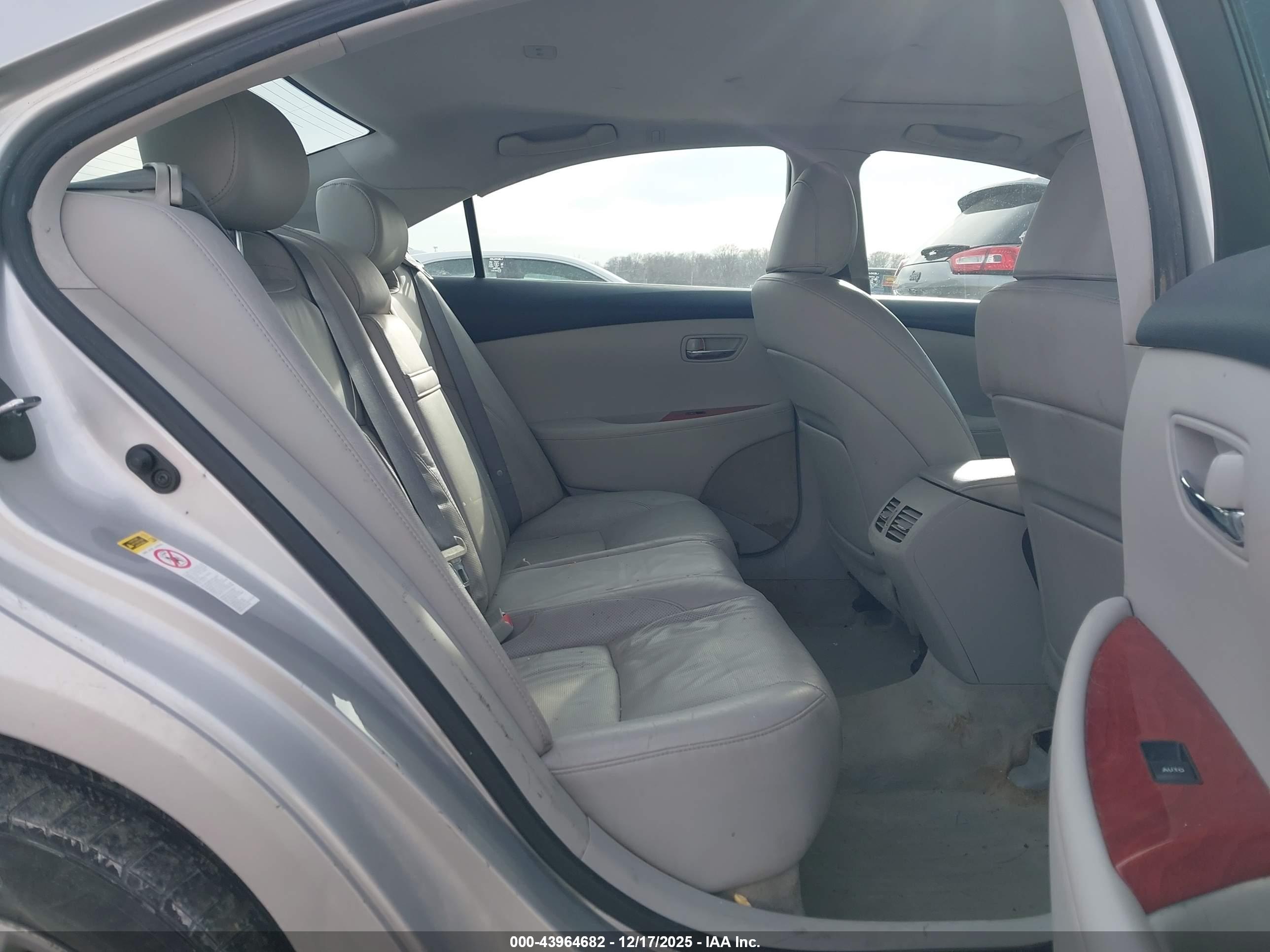 LEXUS ES image 8