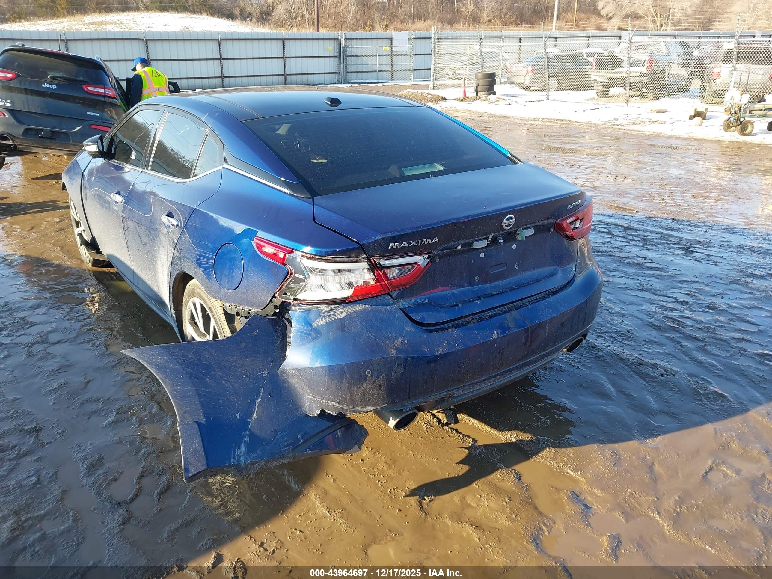 NISSAN MAXIMA image 3