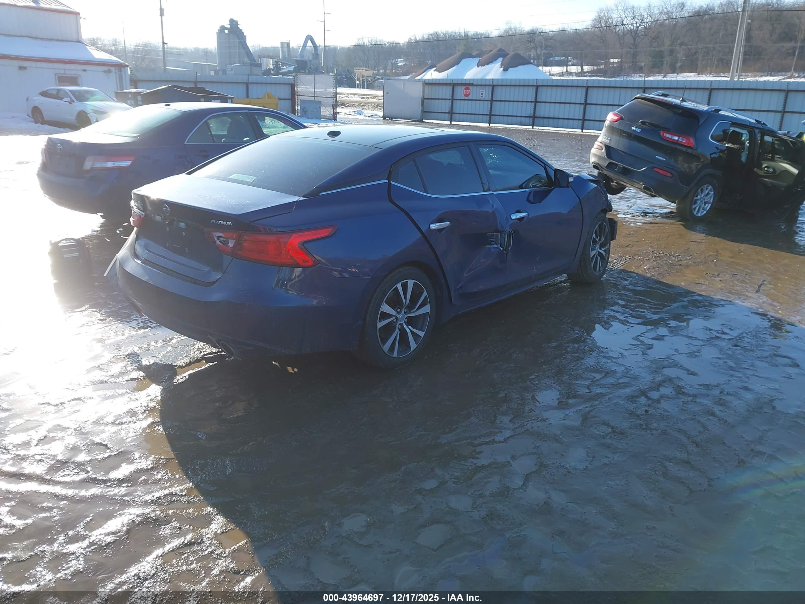 NISSAN MAXIMA image 4