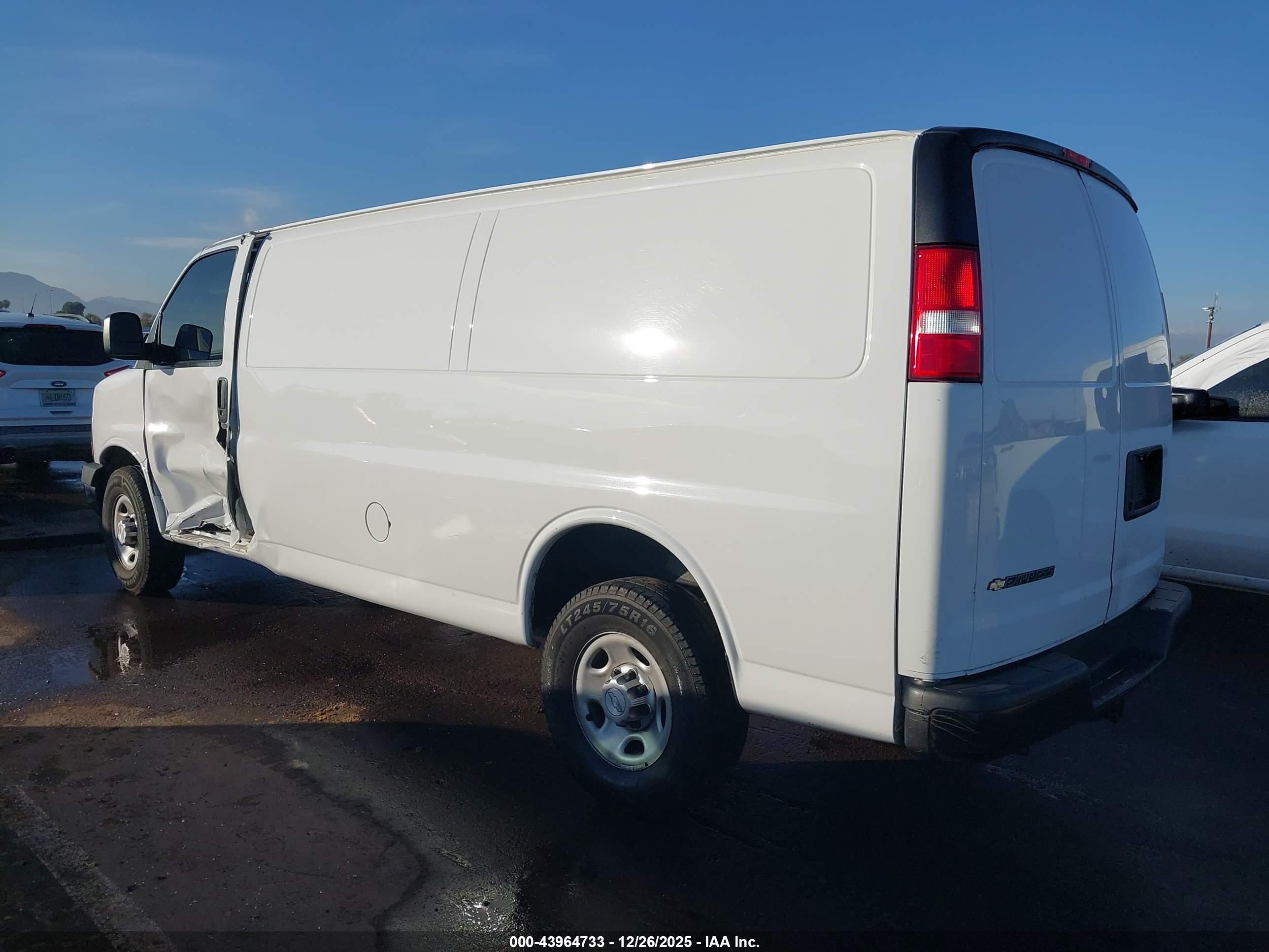 CHEVROLET EXPRESS image 3