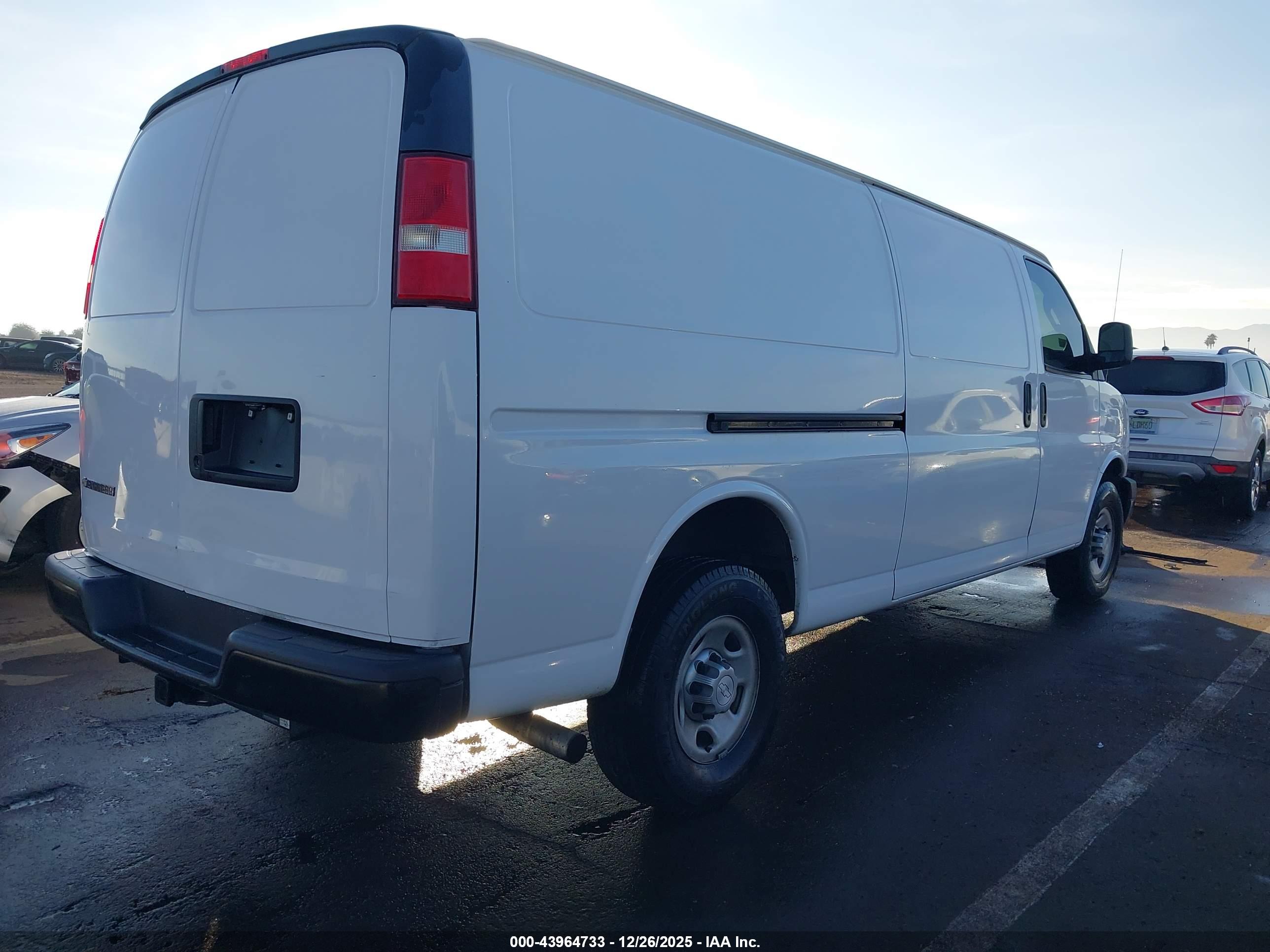 CHEVROLET EXPRESS image 4