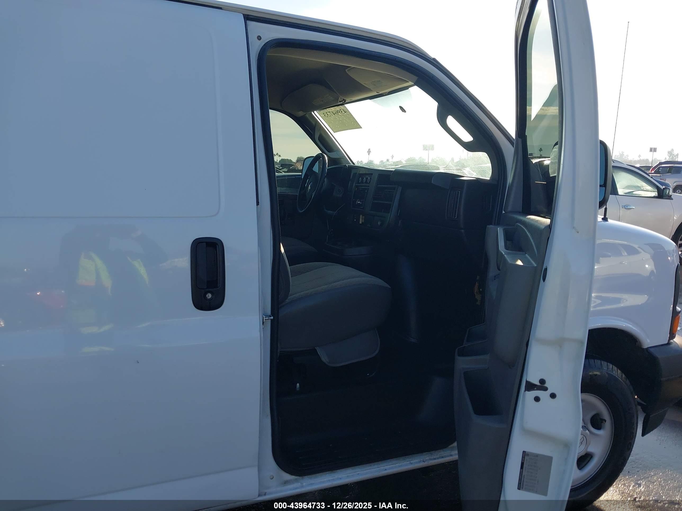 CHEVROLET EXPRESS image 5