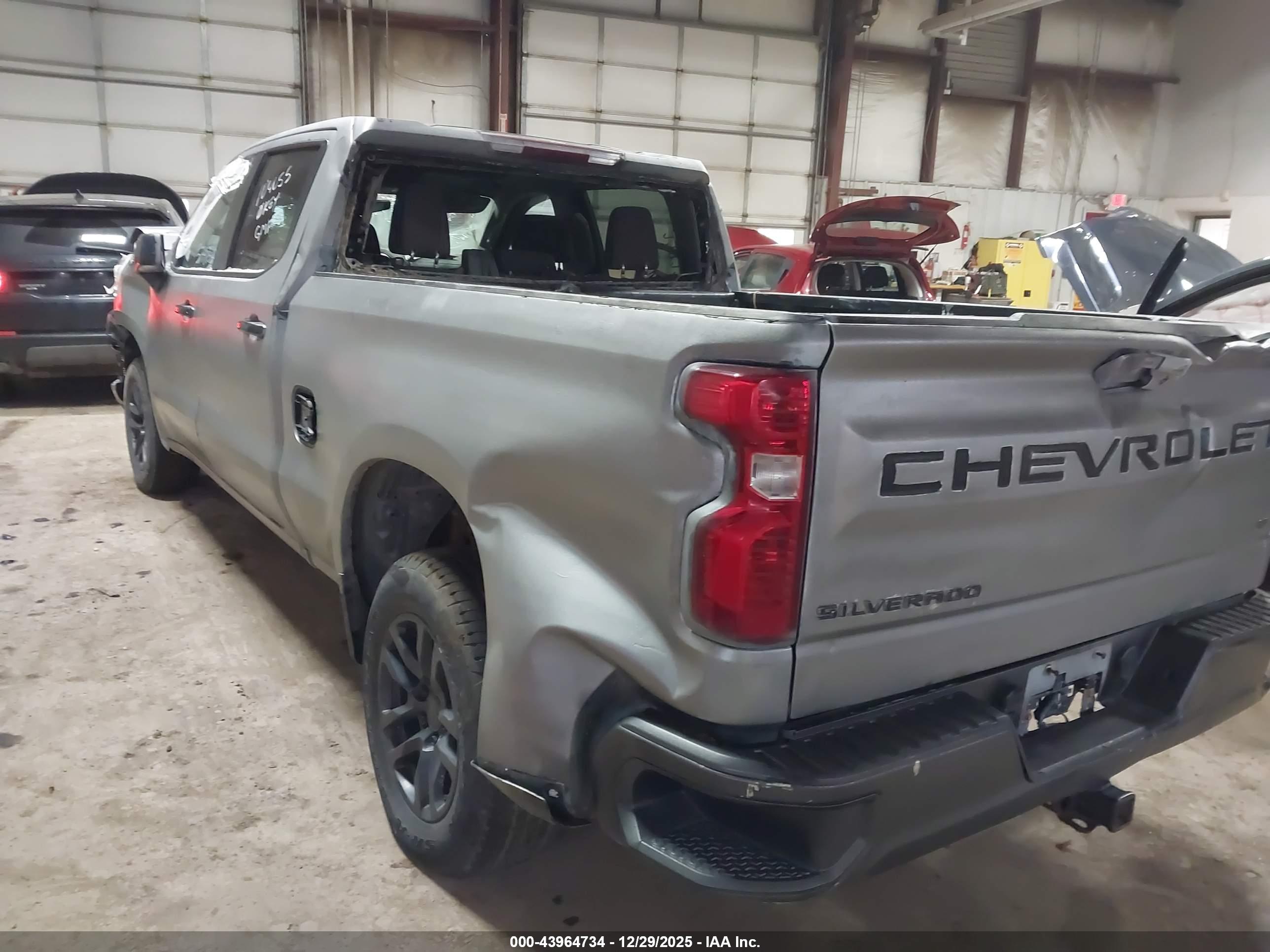 CHEVROLET SILVERADO image 3