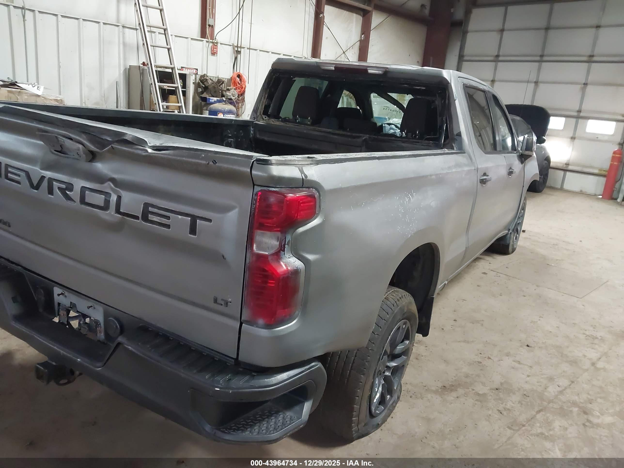 CHEVROLET SILVERADO image 4