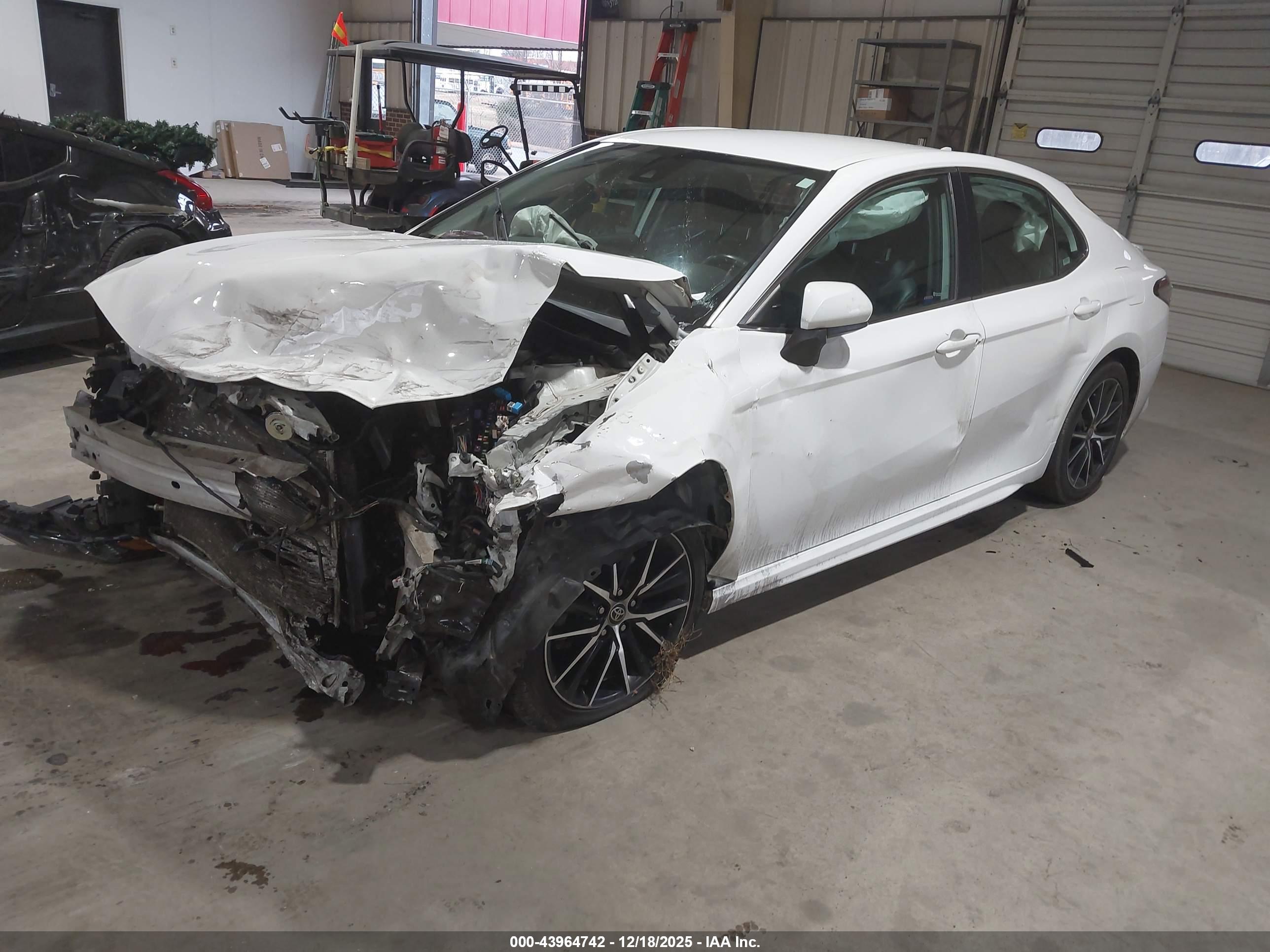 TOYOTA CAMRY image 2