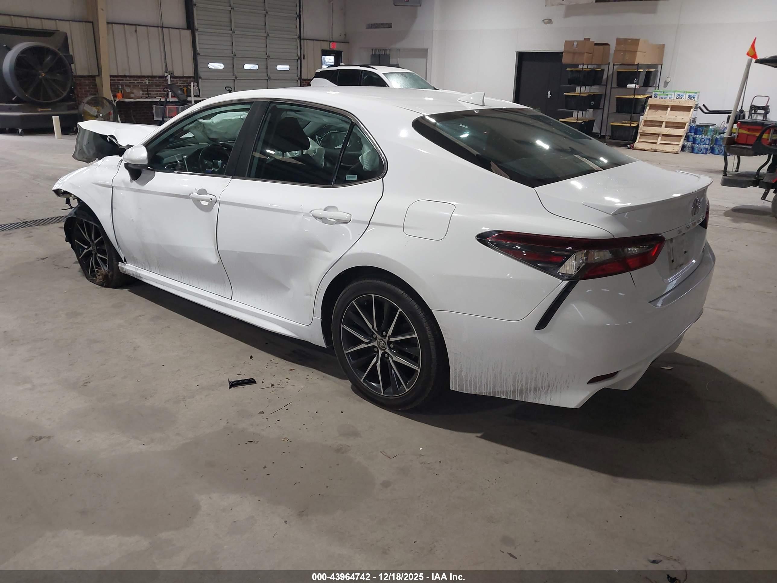 TOYOTA CAMRY image 3