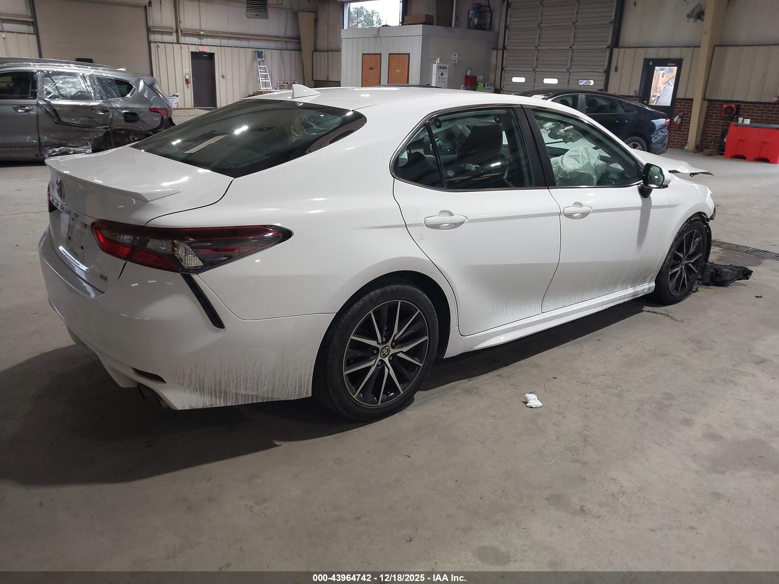 TOYOTA CAMRY image 4