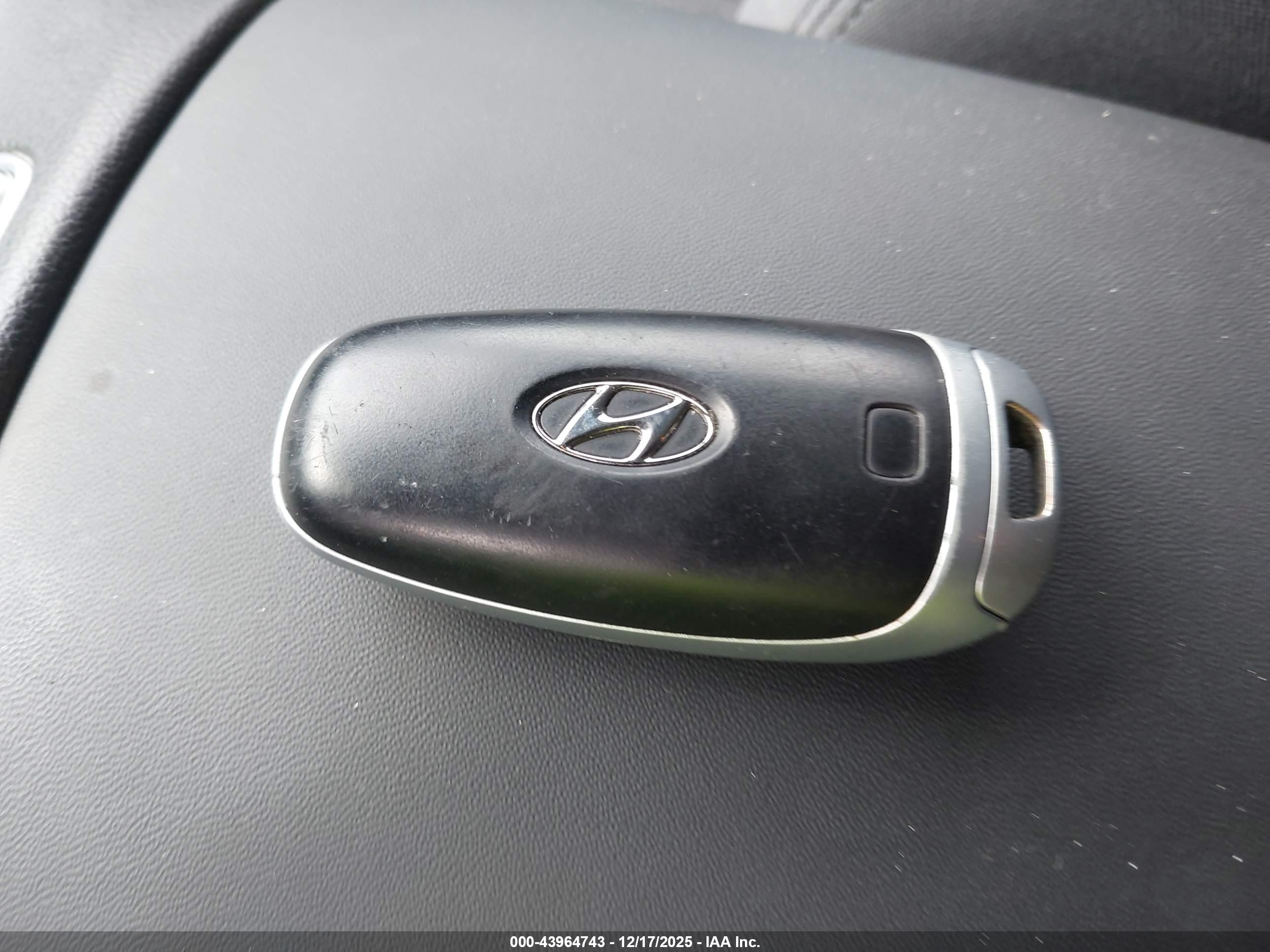 HYUNDAI SANTA image 11