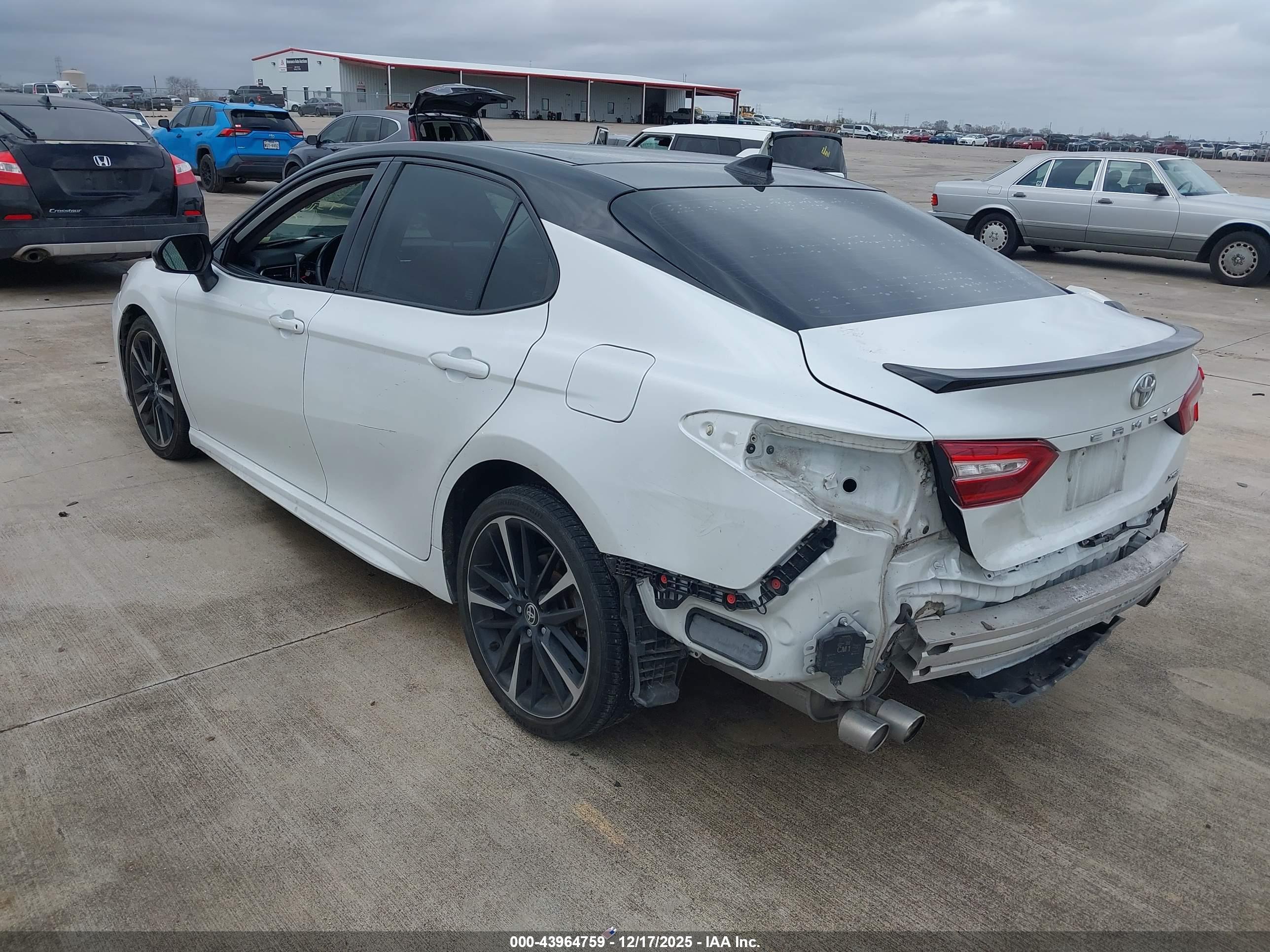 TOYOTA CAMRY image 3