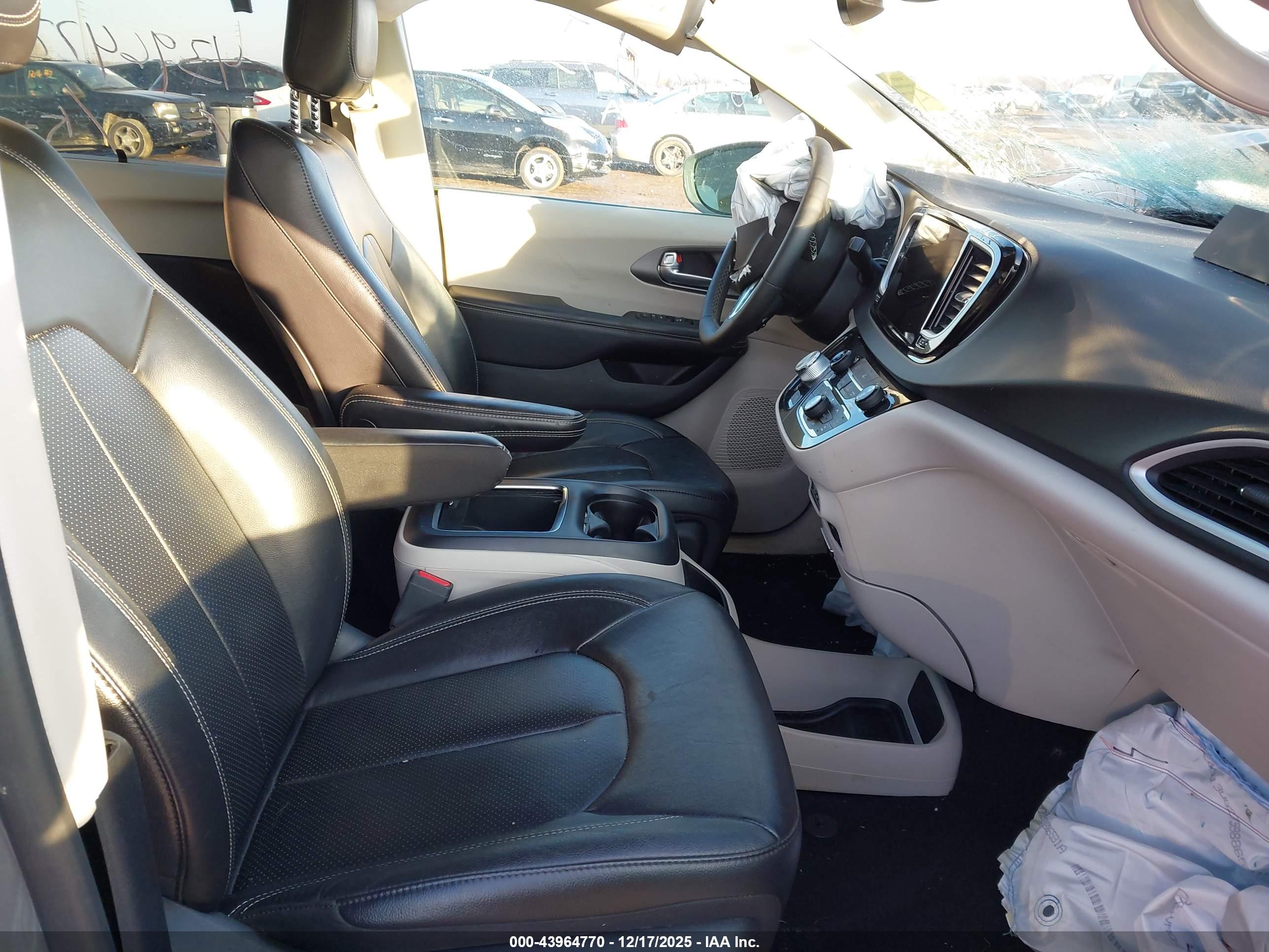 CHRYSLER PACIFICA image 5