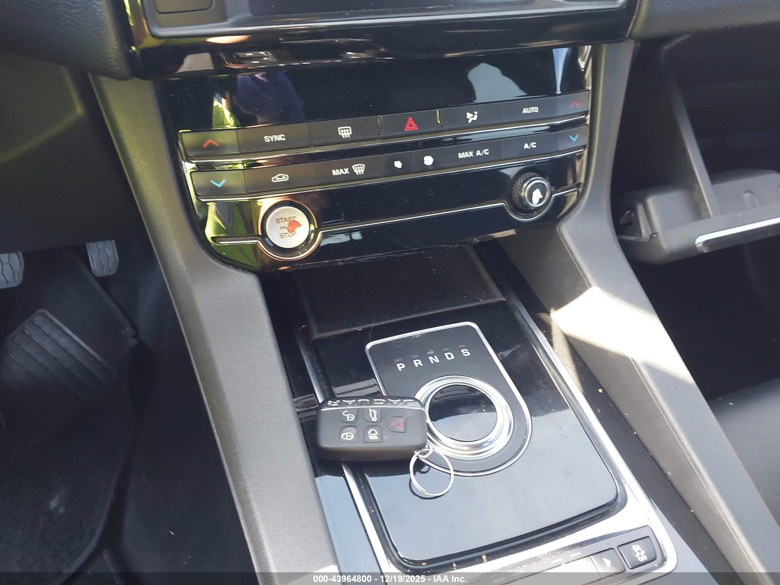JAGUAR F-PACE image 11