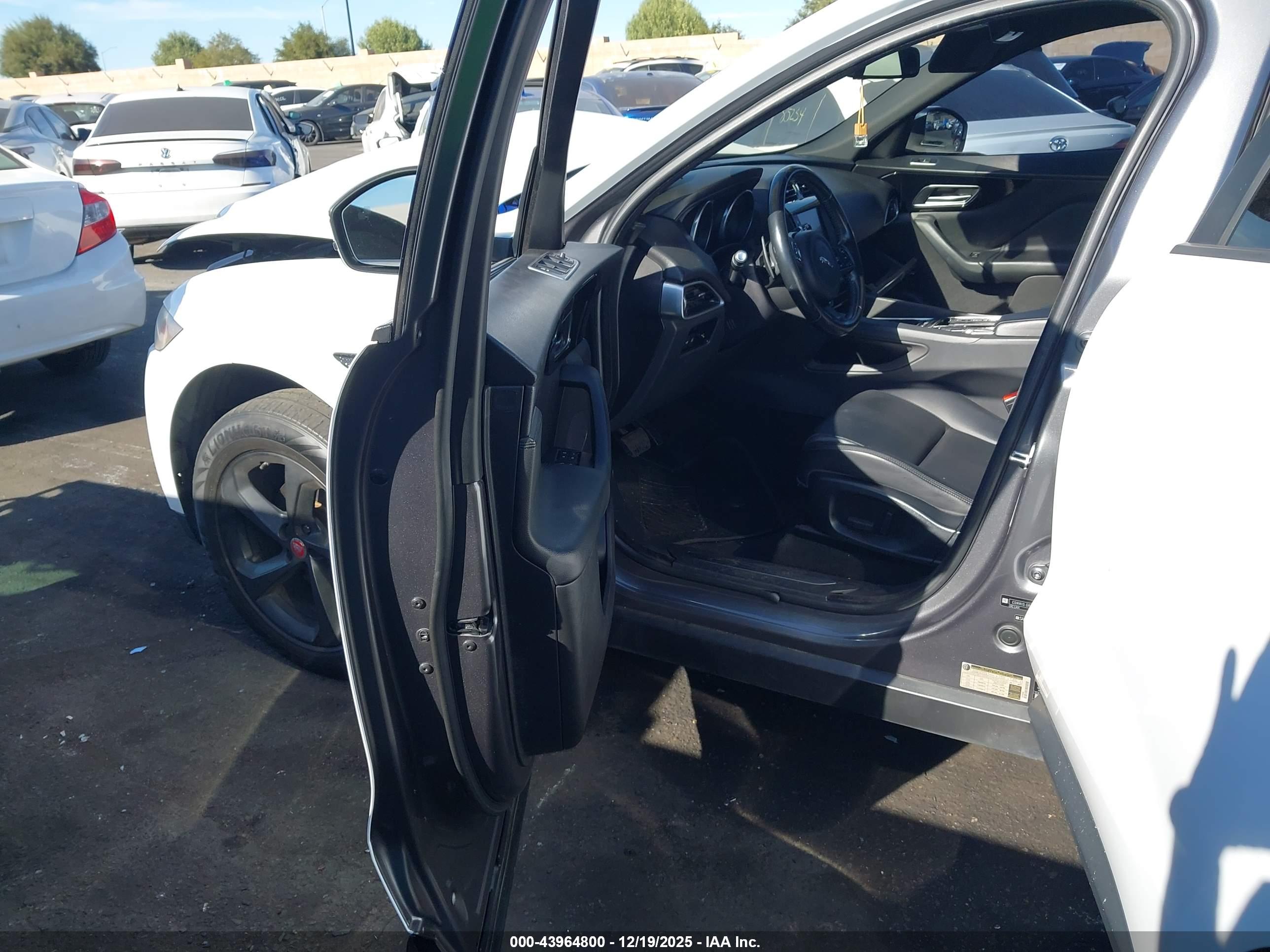 JAGUAR F-PACE image 5