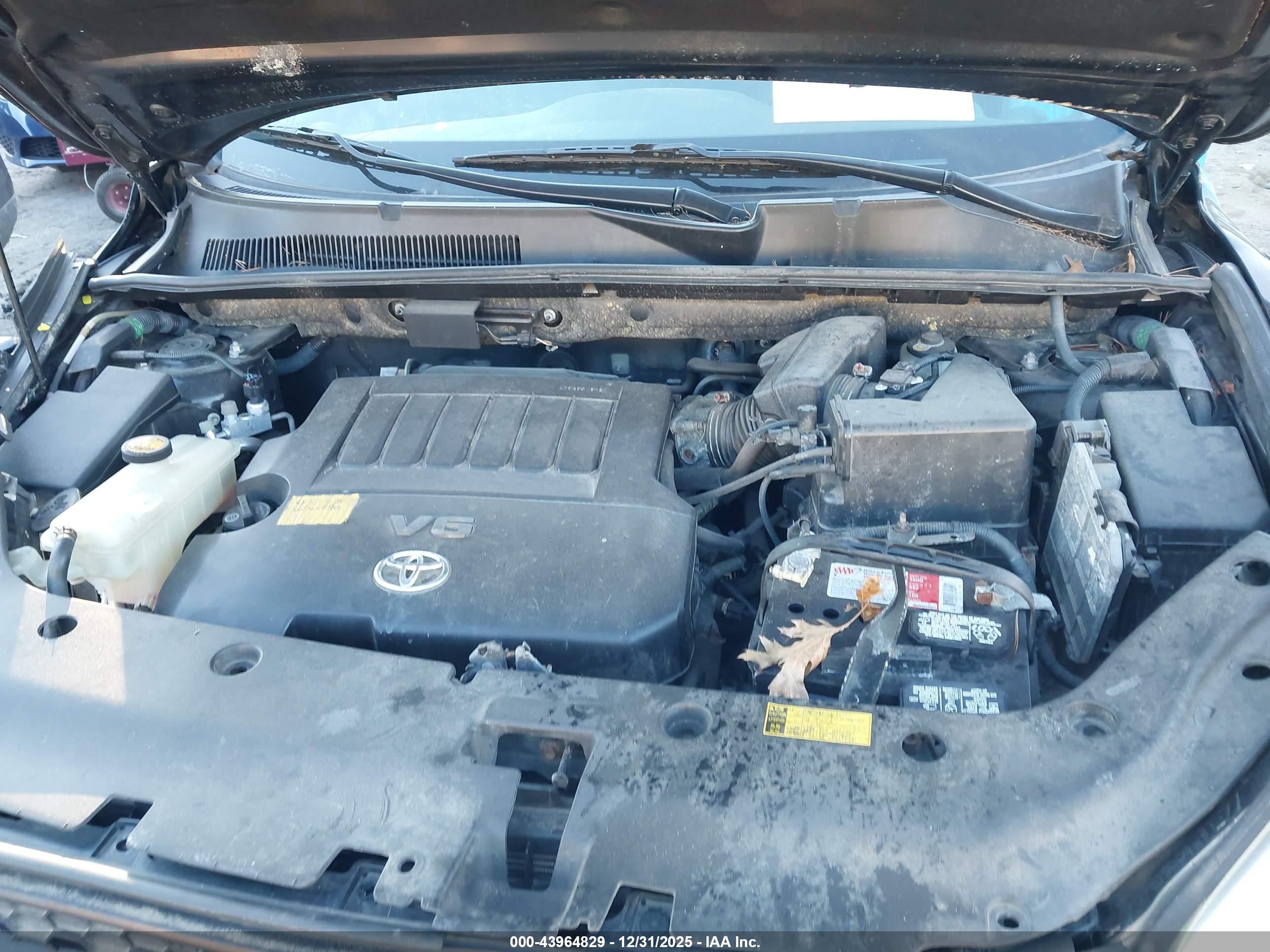 TOYOTA RAV4 image 10
