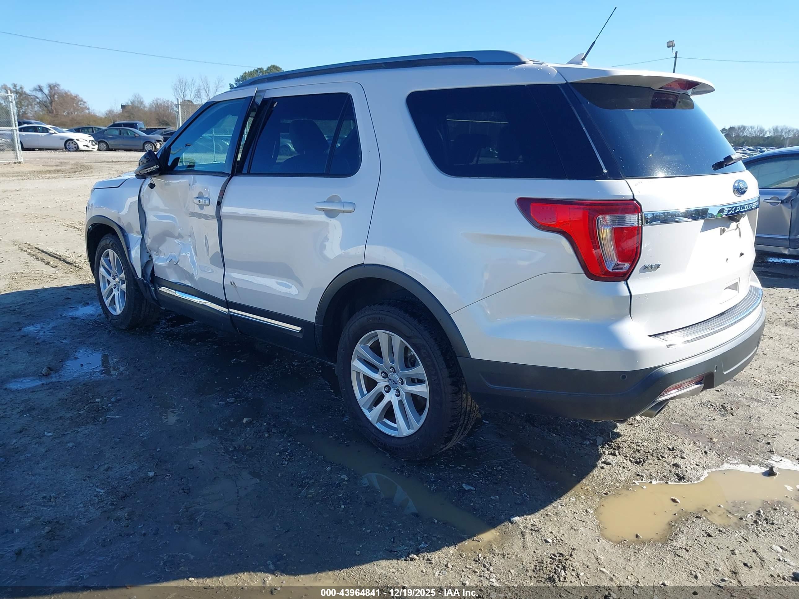 FORD EXPLORER image 3