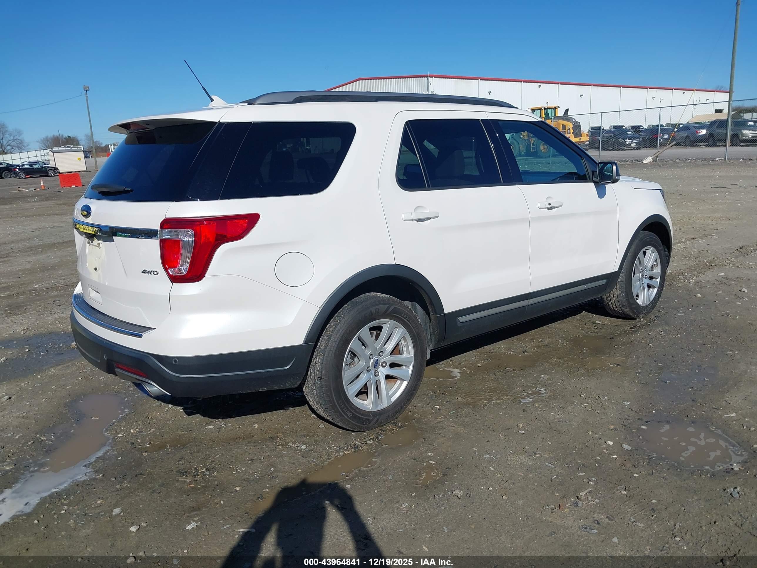 FORD EXPLORER image 4