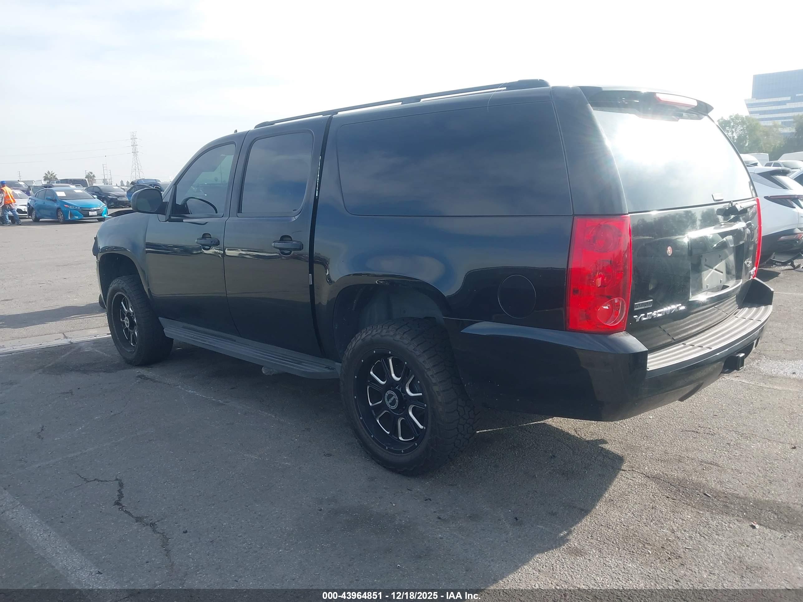 GMC YUKON image 3