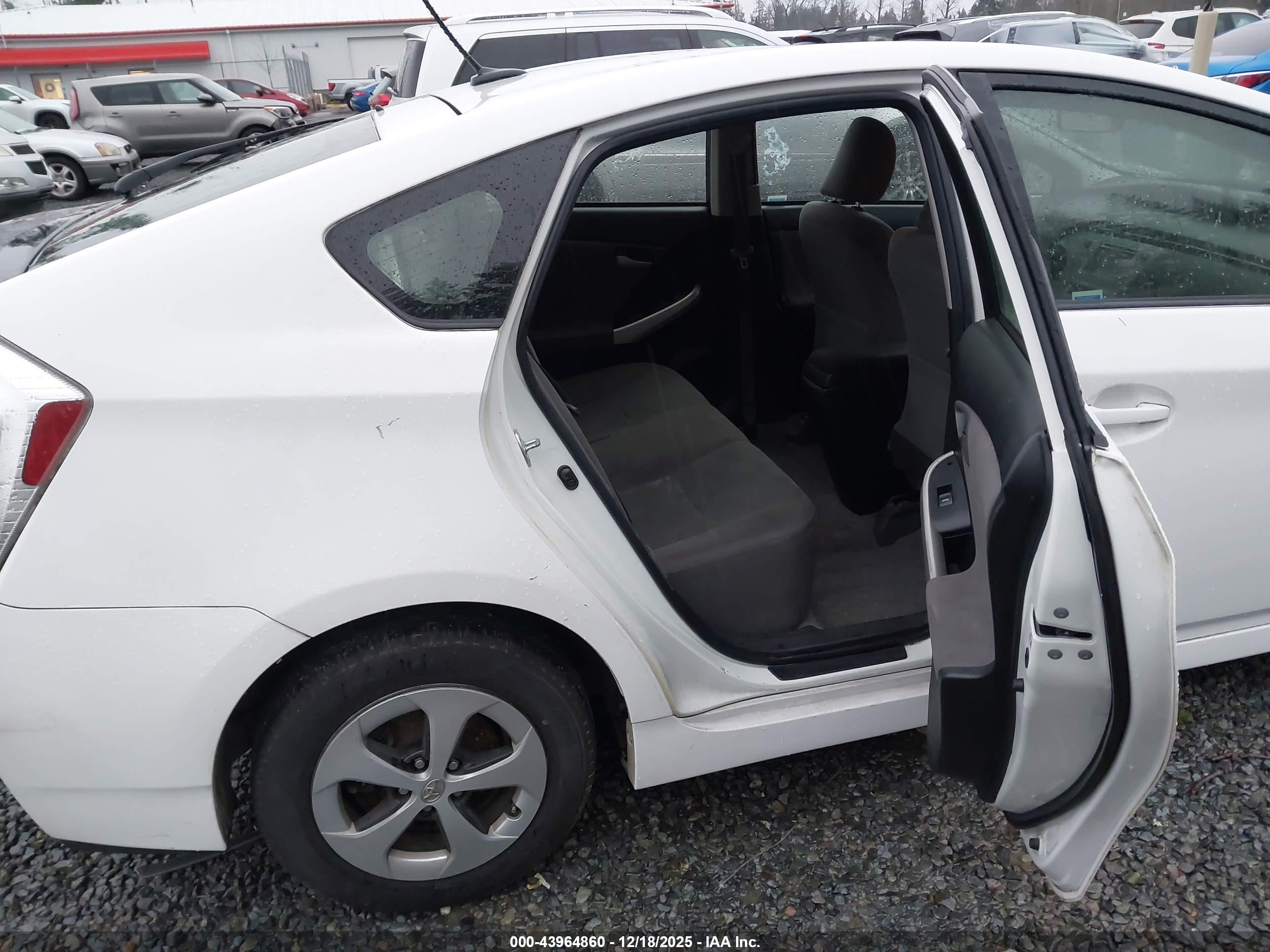 TOYOTA PRIUS image 8