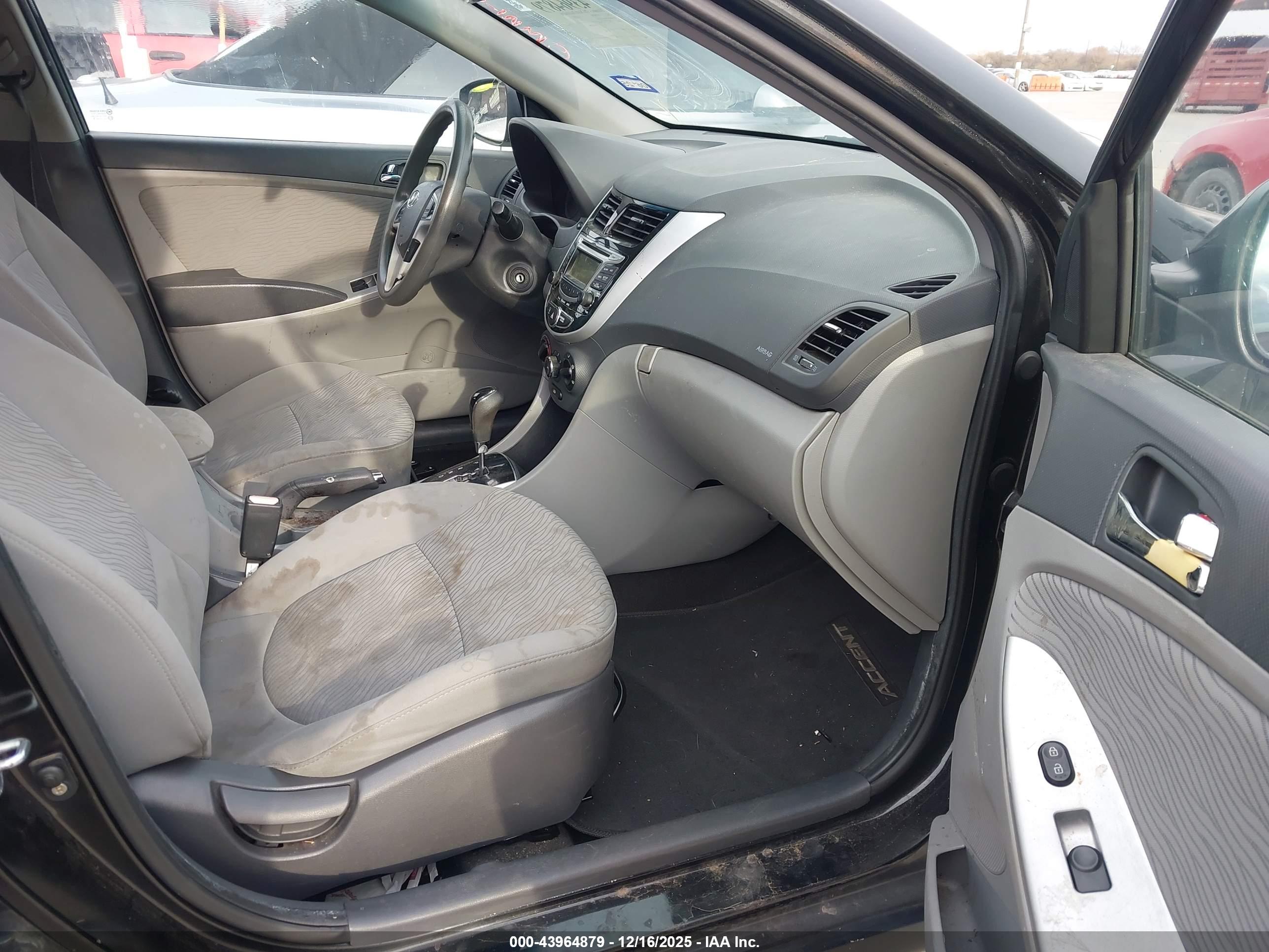 HYUNDAI ACCENT image 5
