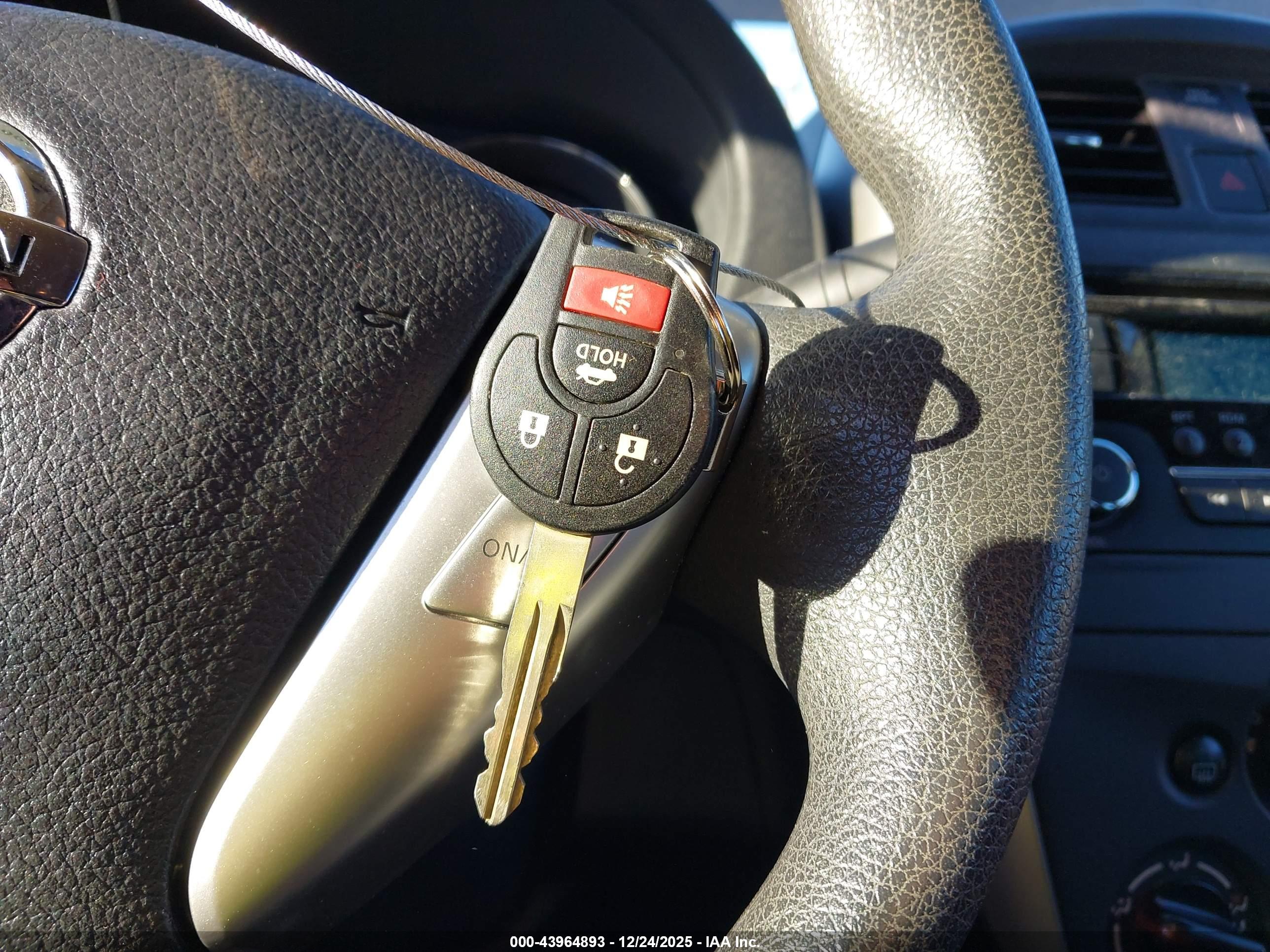 NISSAN VERSA image 11