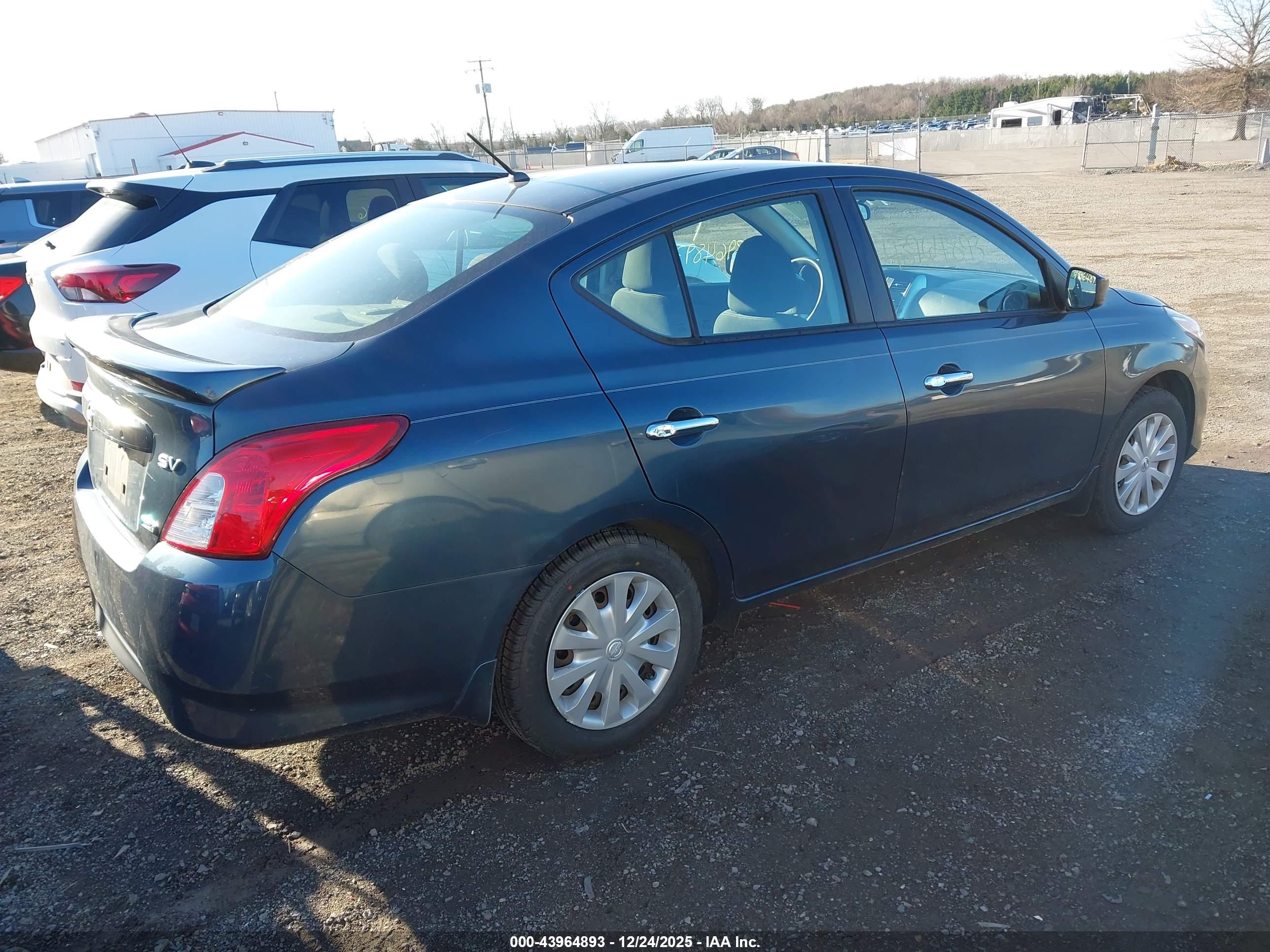 NISSAN VERSA image 4